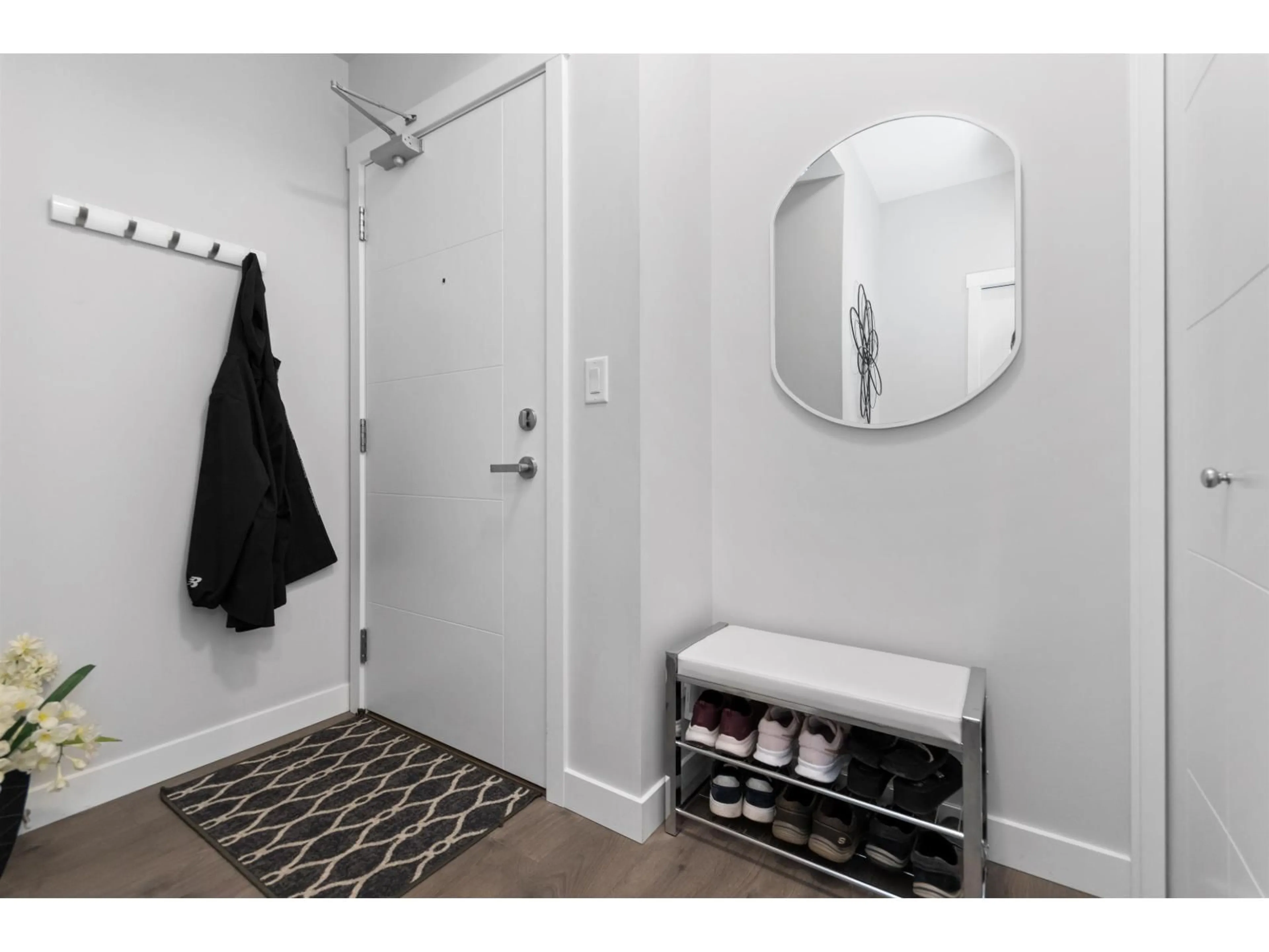 Indoor entryway for 504 - 45562 AIRPORT ROAD, Chilliwack British Columbia V2P0J8