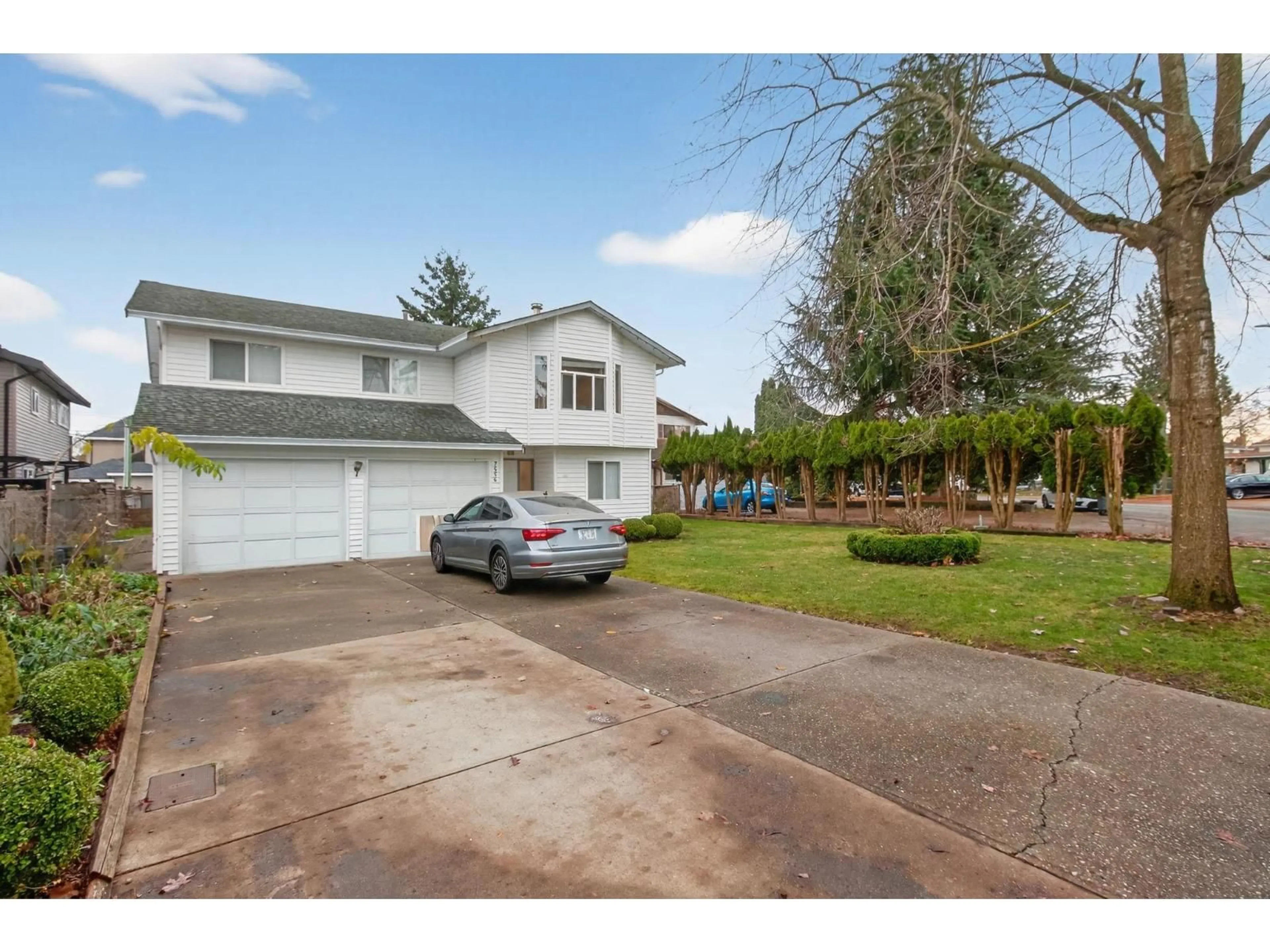 A pic from outside/outdoor area/front of a property/back of a property/a pic from drone, street for 7556 SINCLAIR CRESCENT, Surrey British Columbia V3W6T1