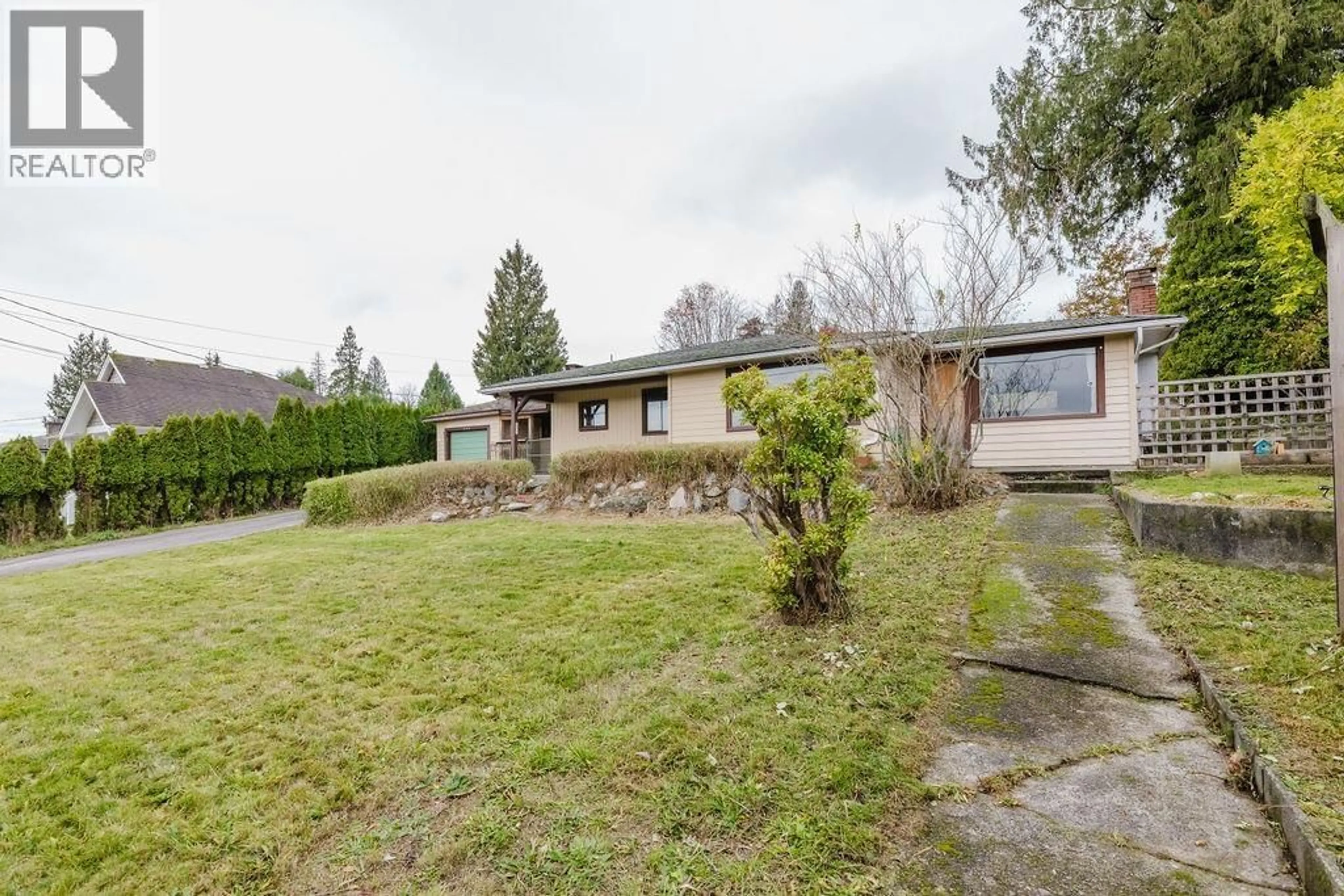 A pic from outside/outdoor area/front of a property/back of a property/a pic from drone, unknown for 635 MARTIN ROAD, Gibsons British Columbia V0N1V9