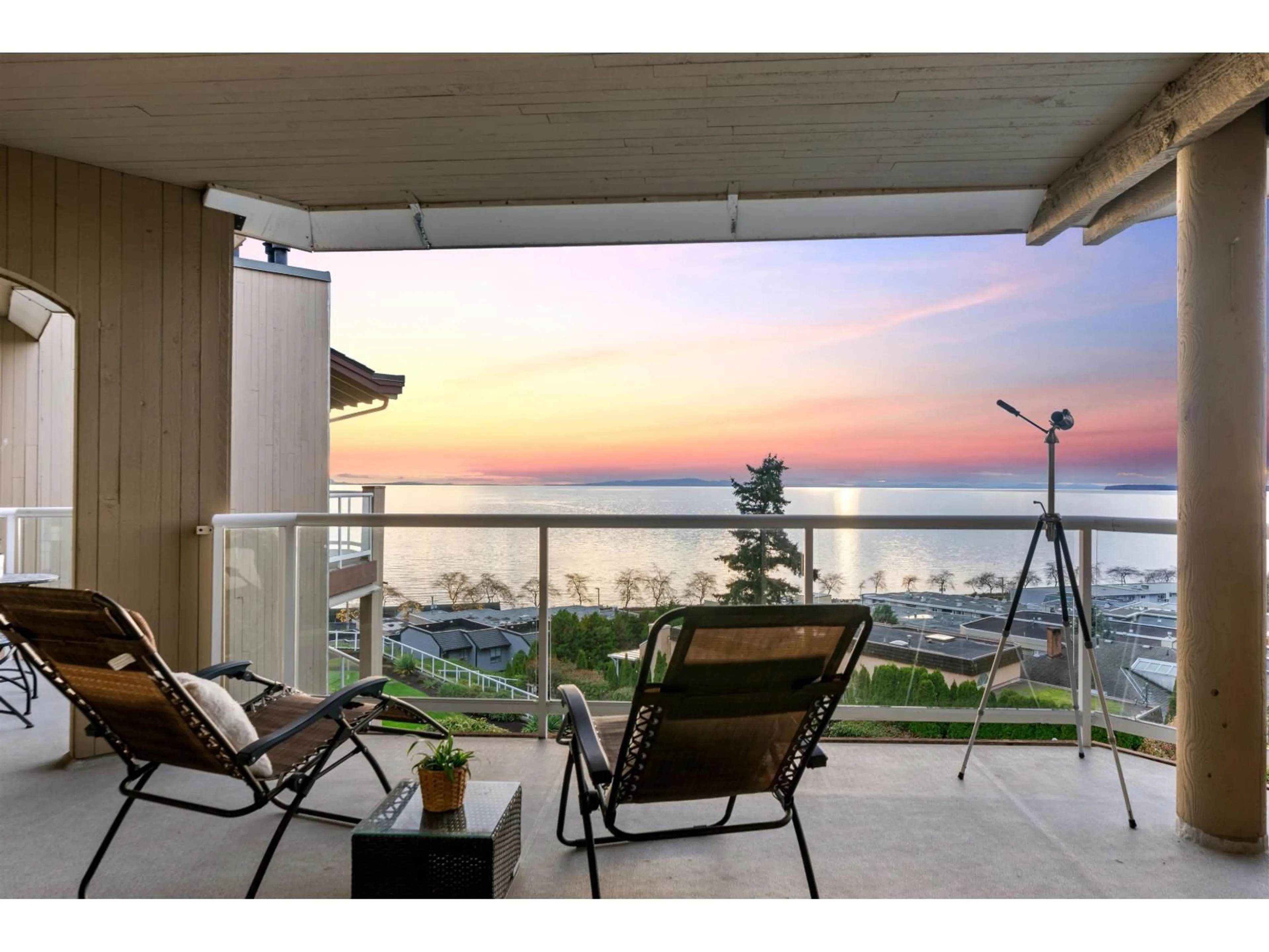 Patio, water/lake/river/ocean view for 402 - 15025 VICTORIA AVENUE, White Rock British Columbia V4B1G2