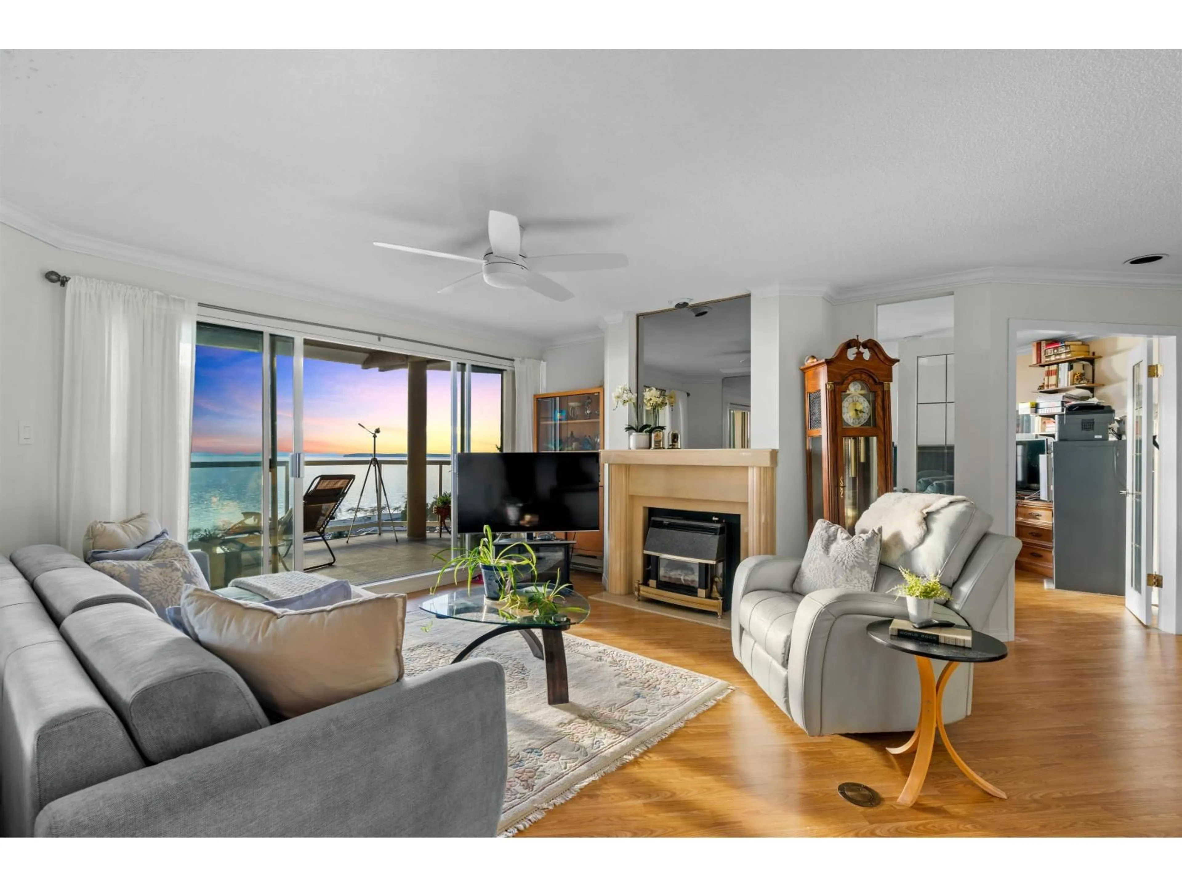 Living room with furniture, wood/laminate floor for 402 - 15025 VICTORIA AVENUE, White Rock British Columbia V4B1G2