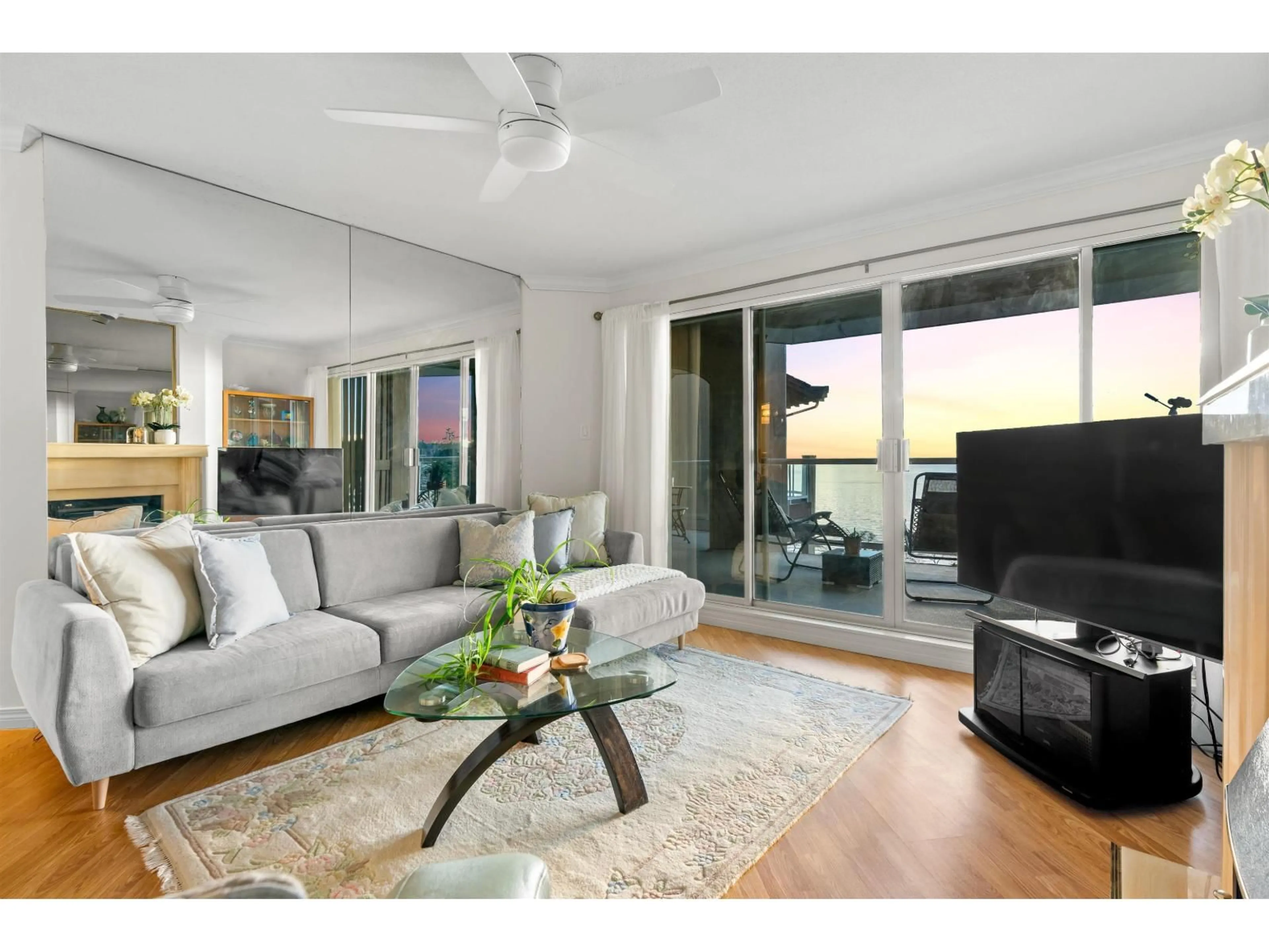 Living room with furniture, wood/laminate floor for 402 - 15025 VICTORIA AVENUE, White Rock British Columbia V4B1G2