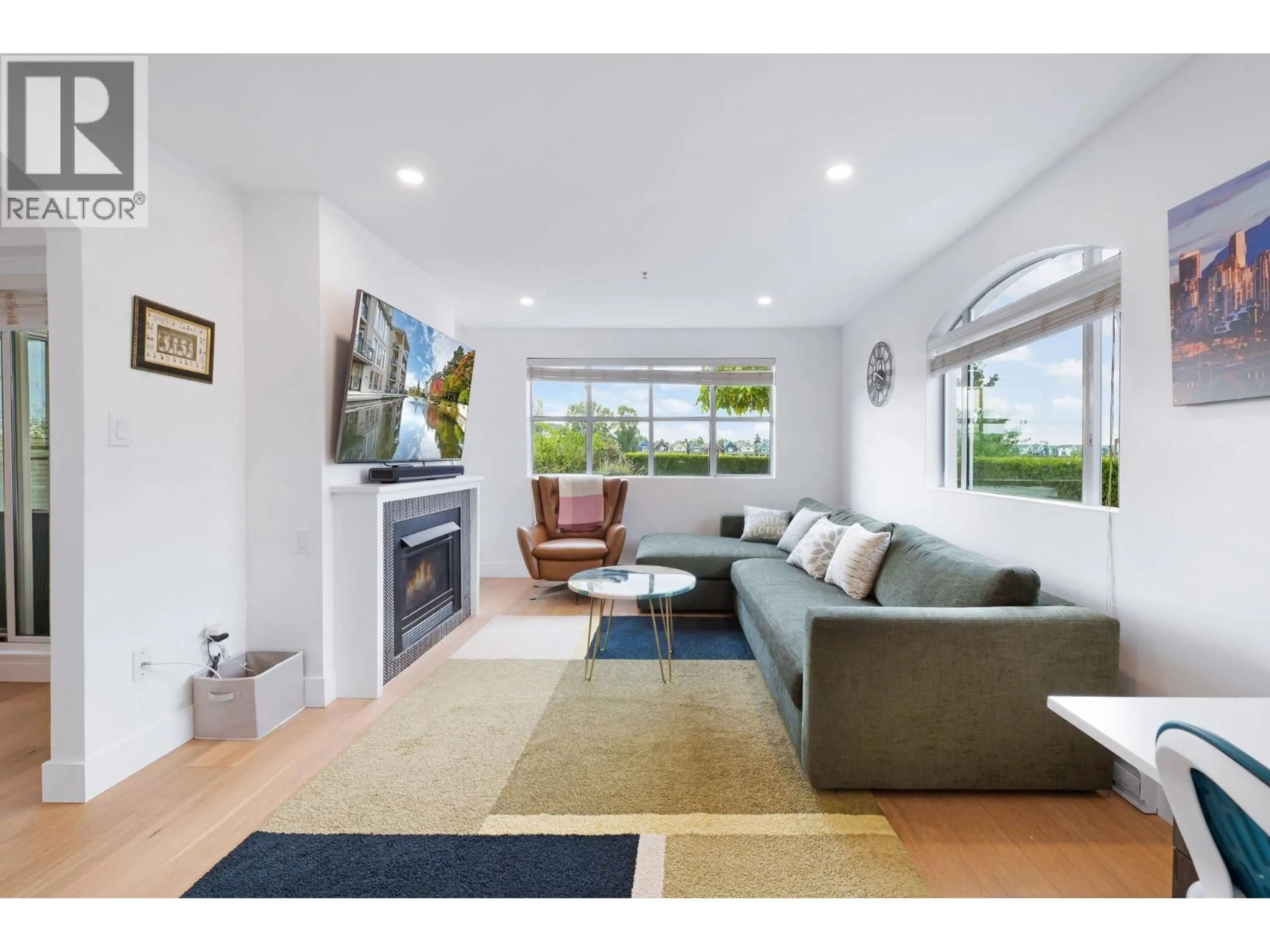 Living room with furniture, unknown for 105 - 2 RENAISSANCE SQUARE, New Westminster British Columbia V3M6K3