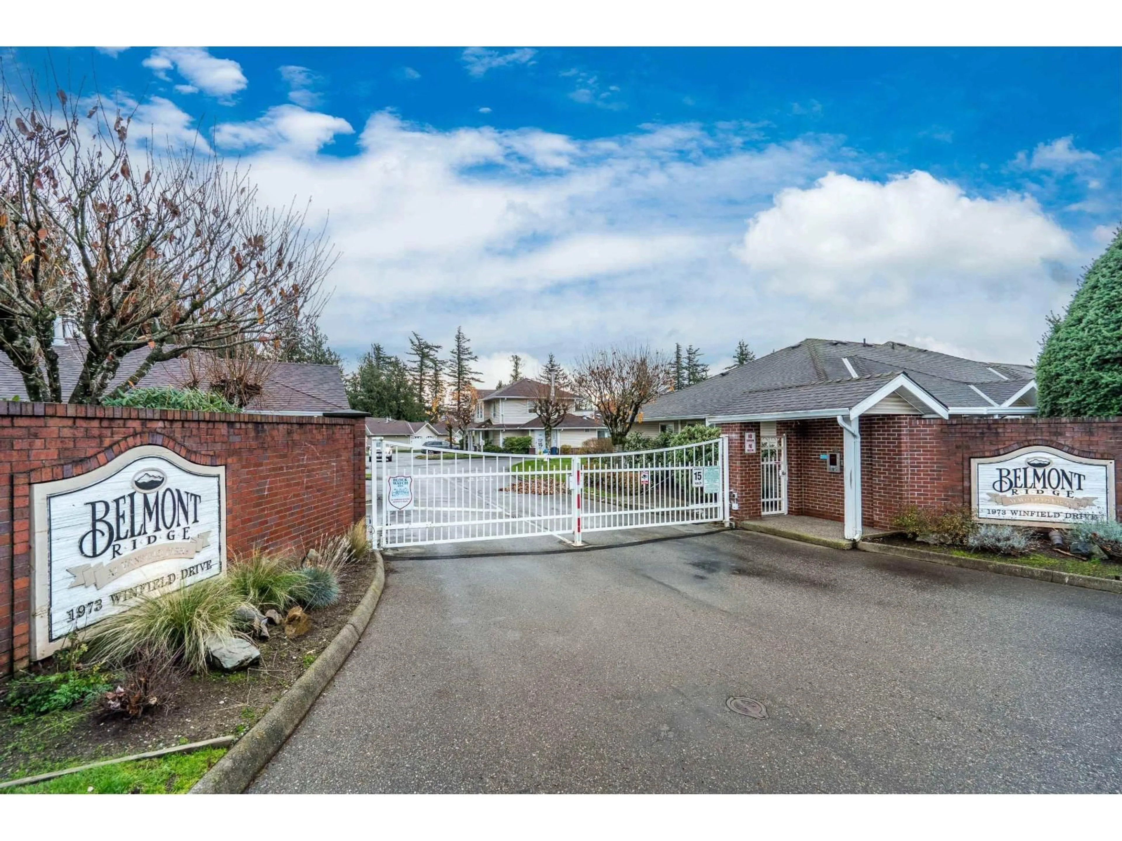 A pic from outside/outdoor area/front of a property/back of a property/a pic from drone, street for 98 - 1973 WINFIELD DRIVE, Abbotsford British Columbia V3G1K6