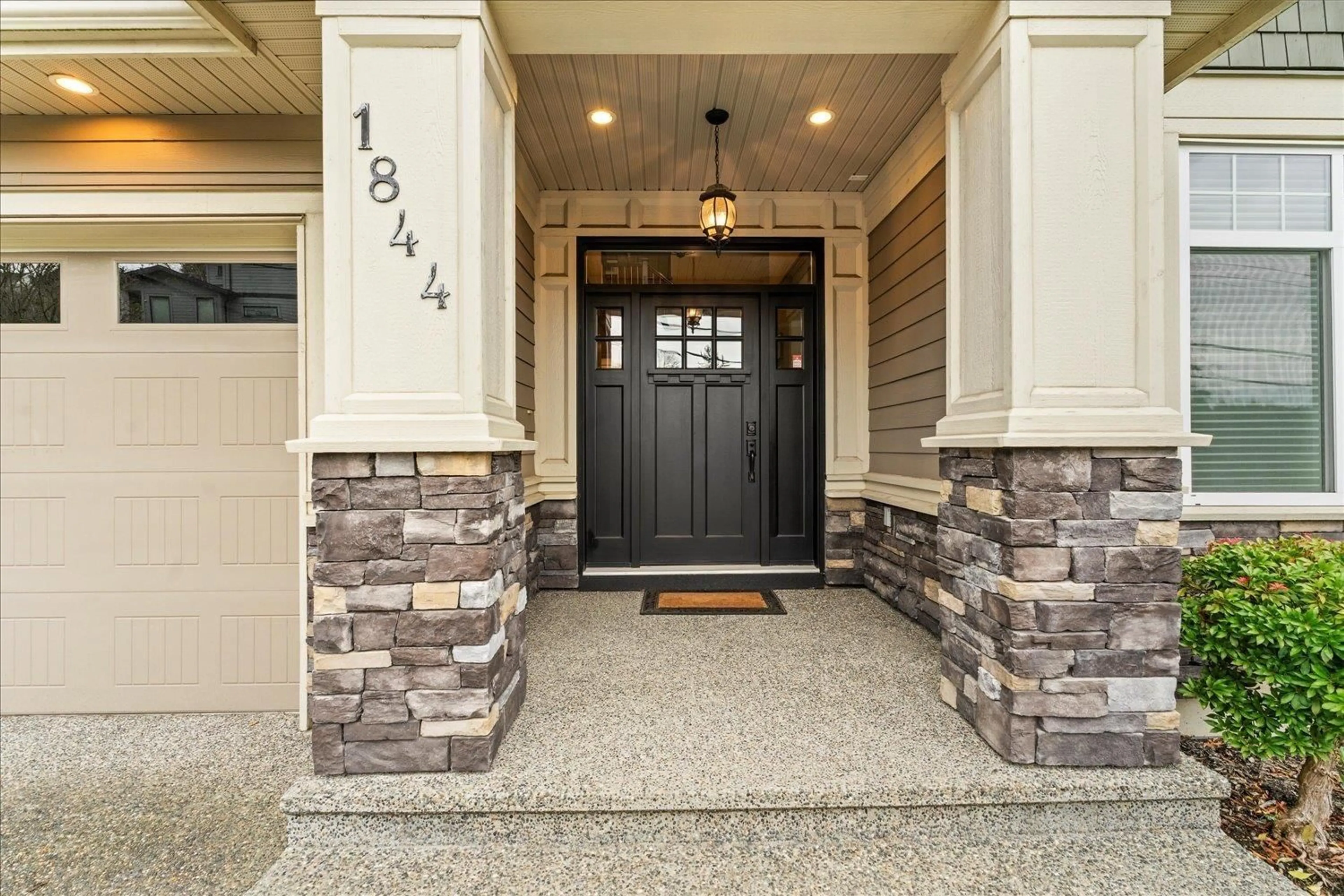 Indoor entryway for 1844 EVERETT ROAD, Abbotsford British Columbia V2S7S4