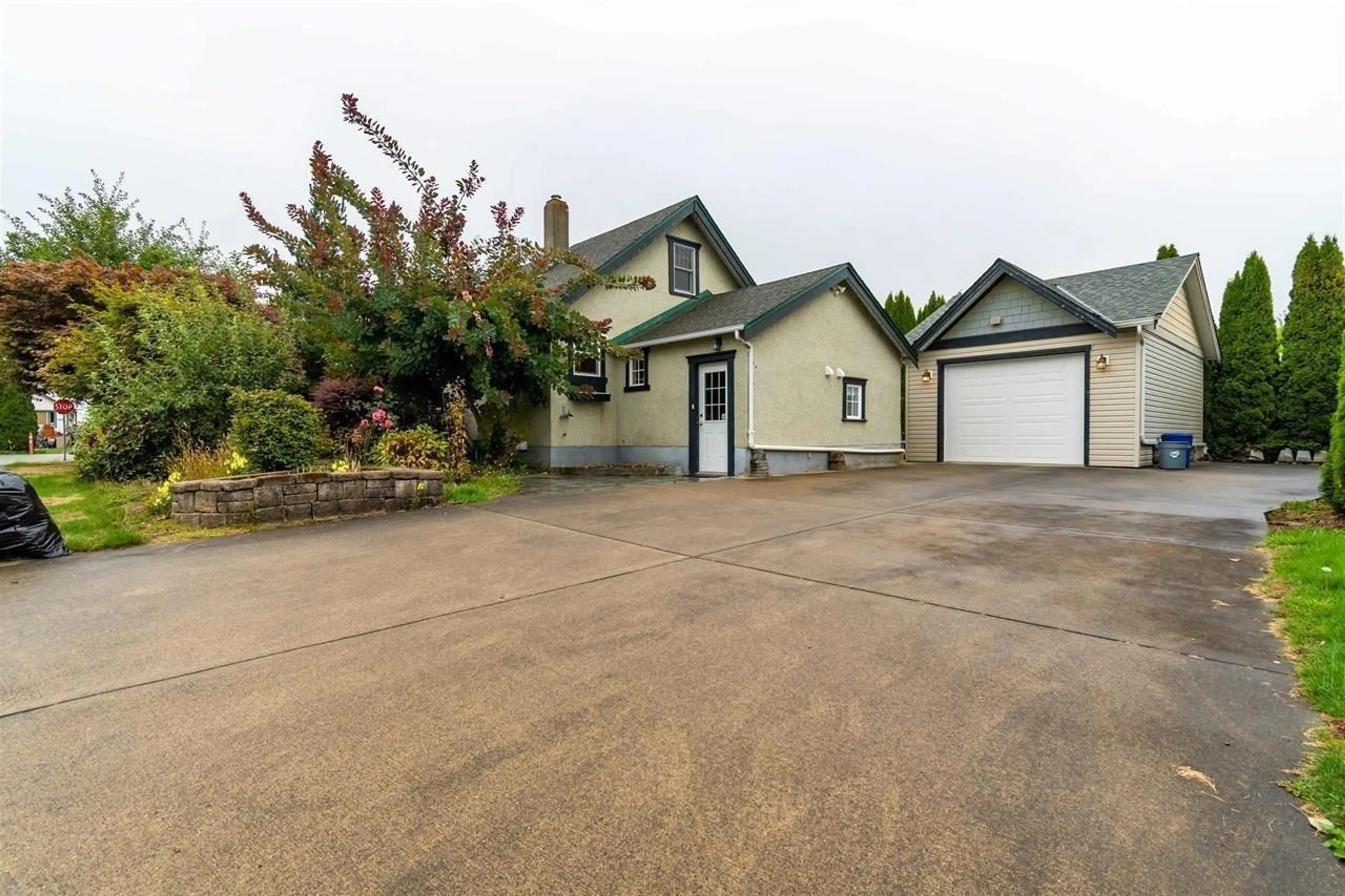 A pic from outside/outdoor area/front of a property/back of a property/a pic from drone, street for 10172 KENT ROAD, Chilliwack British Columbia V2P5X7