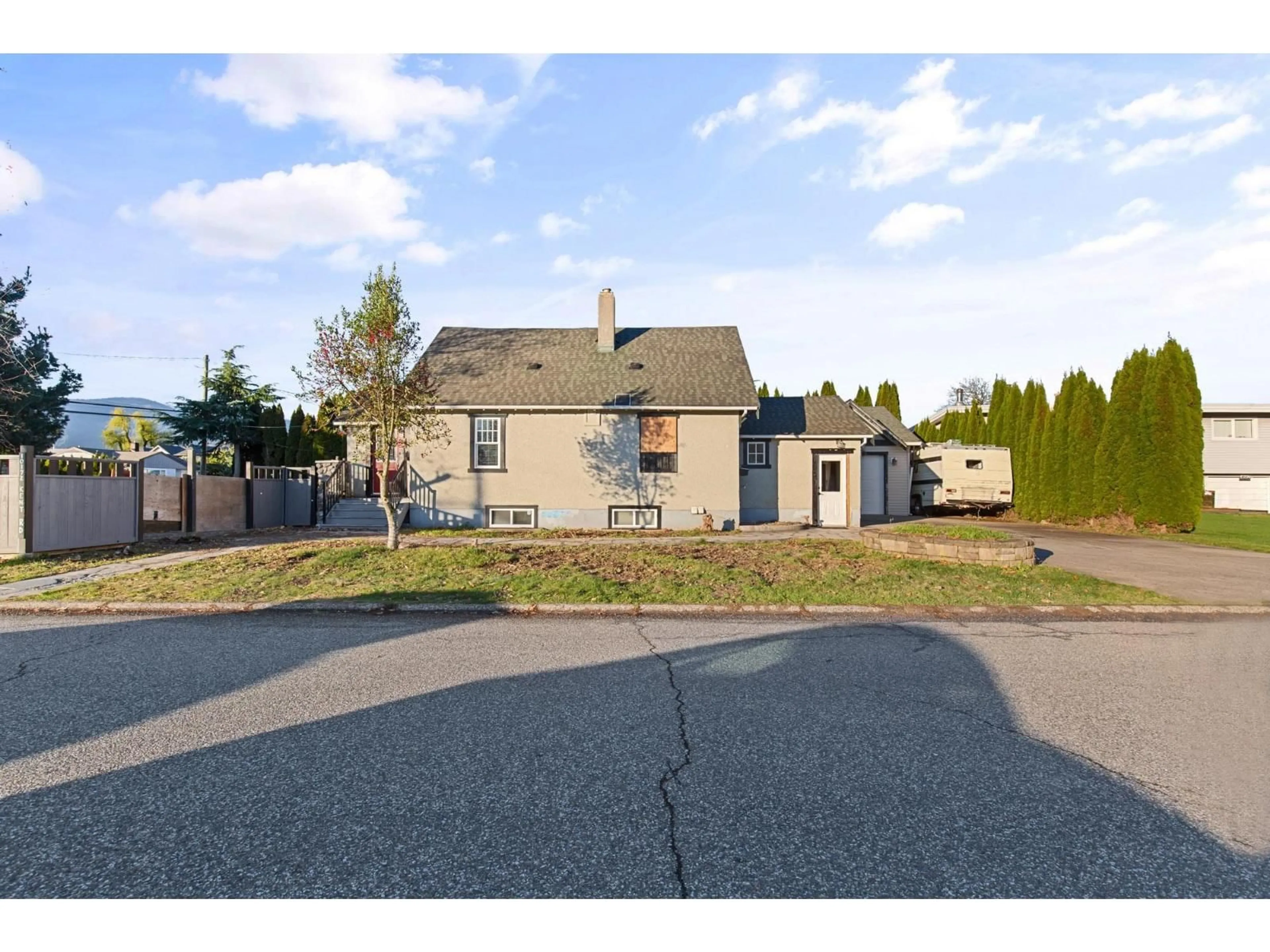 A pic from outside/outdoor area/front of a property/back of a property/a pic from drone, street for 10172 KENT ROAD, Chilliwack British Columbia V2P5X7