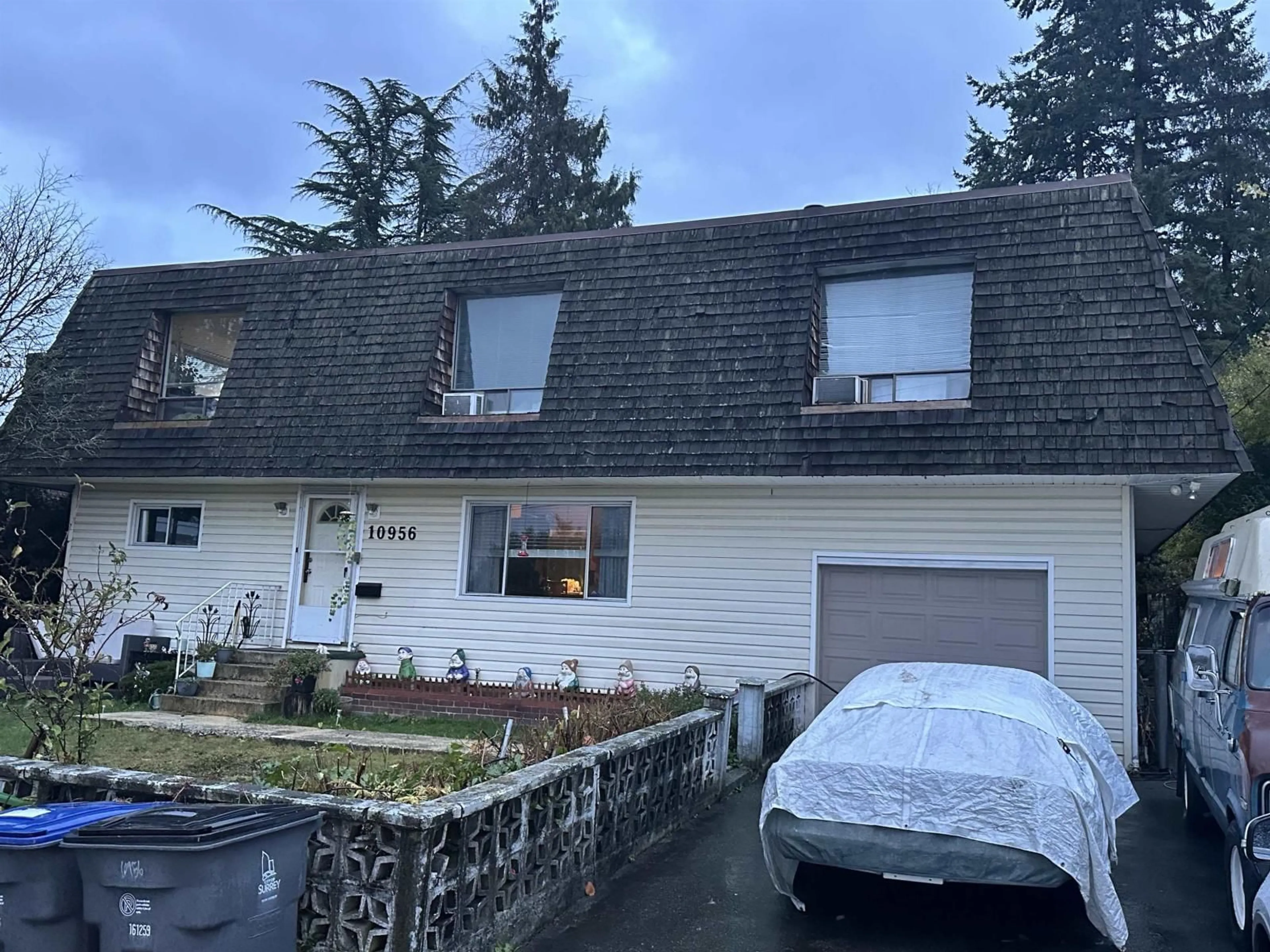 A pic from outside/outdoor area/front of a property/back of a property/a pic from drone, street for 10956 128A STREET, Surrey British Columbia V3T3G2