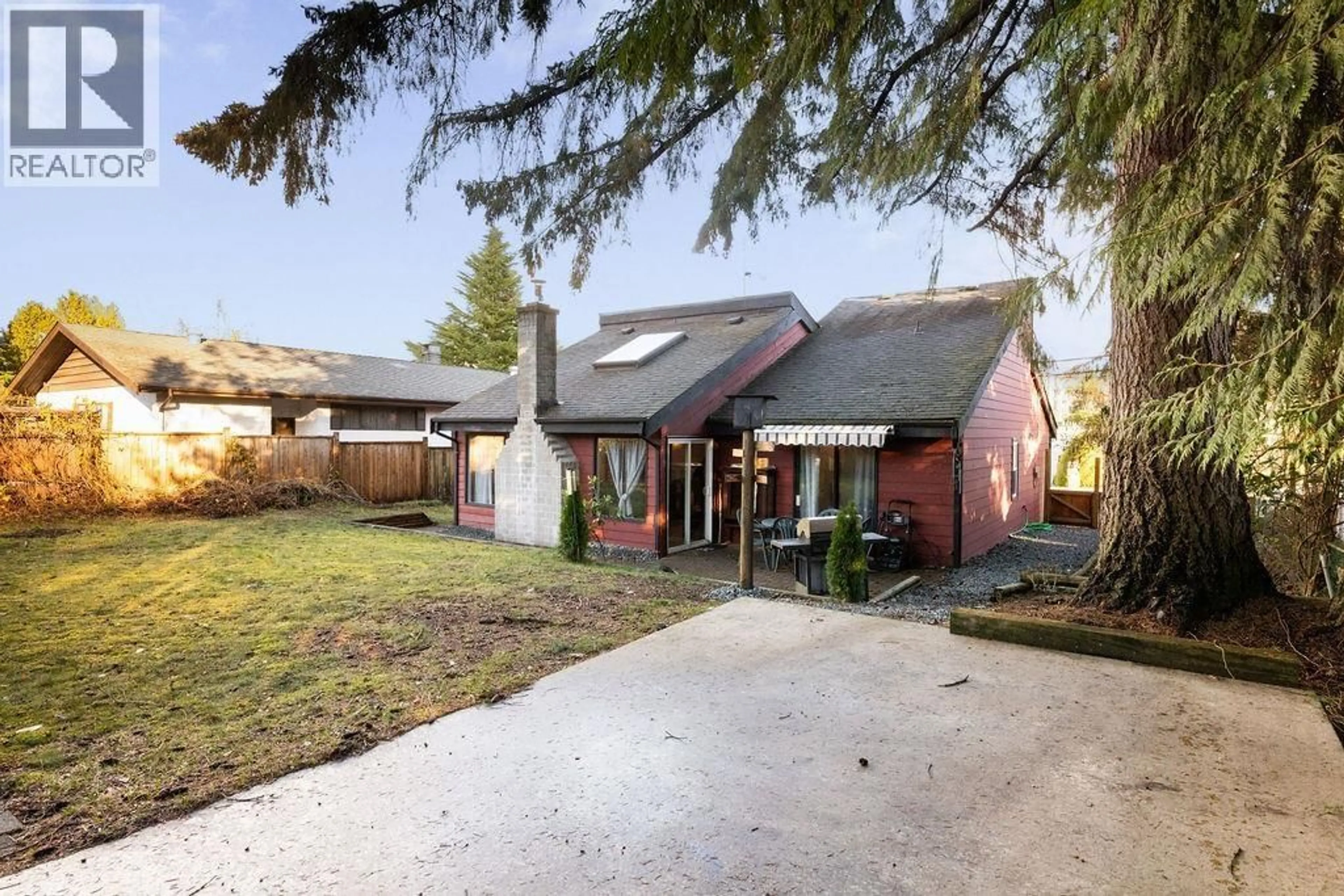 A pic from outside/outdoor area/front of a property/back of a property/a pic from drone, street for 5613 TRAIL AVENUE, Sechelt British Columbia V7Z0H8