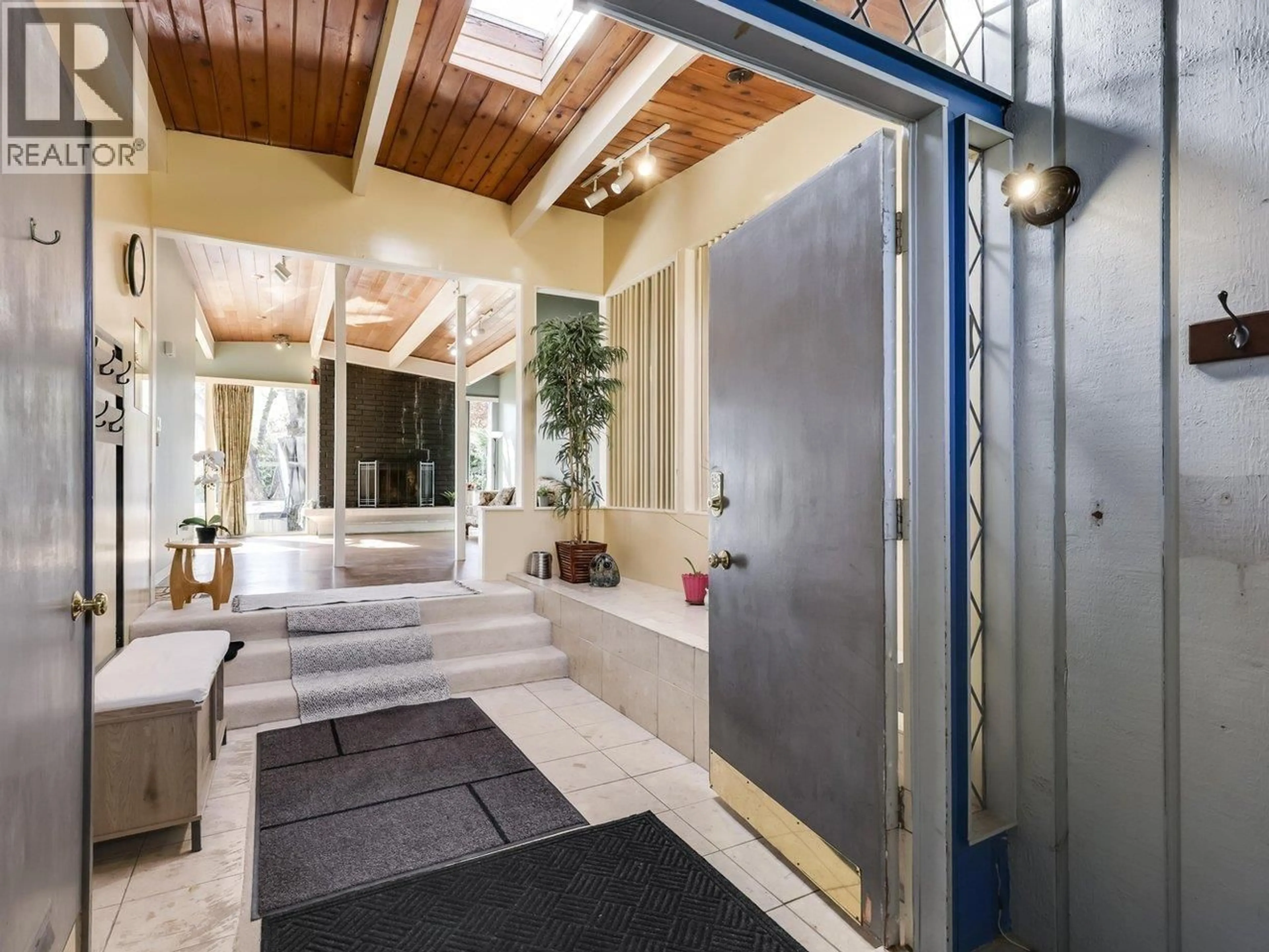 Indoor foyer for 10151 SEACOTE ROAD, Richmond British Columbia V7A4B1