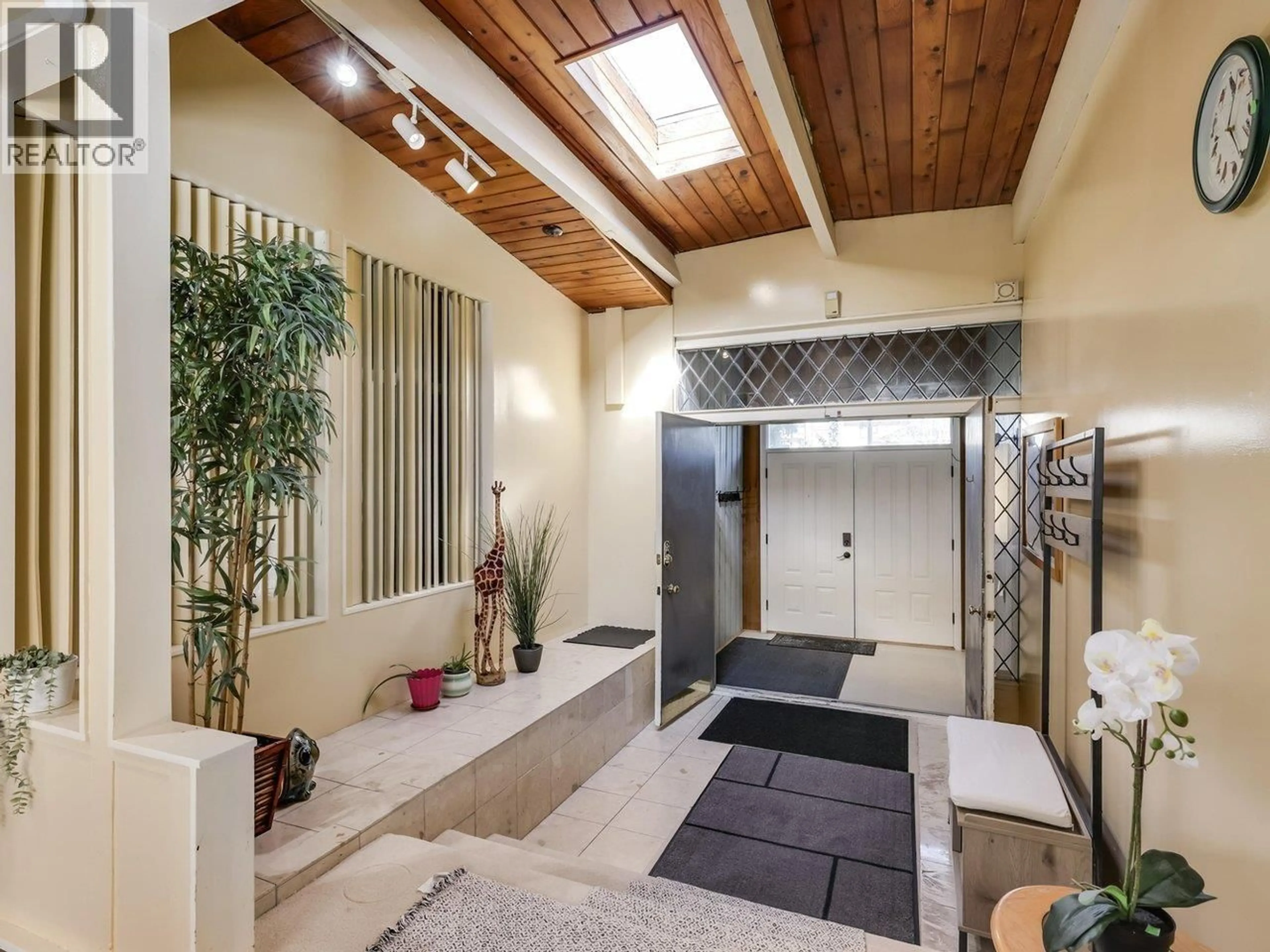 Indoor foyer for 10151 SEACOTE ROAD, Richmond British Columbia V7A4B1