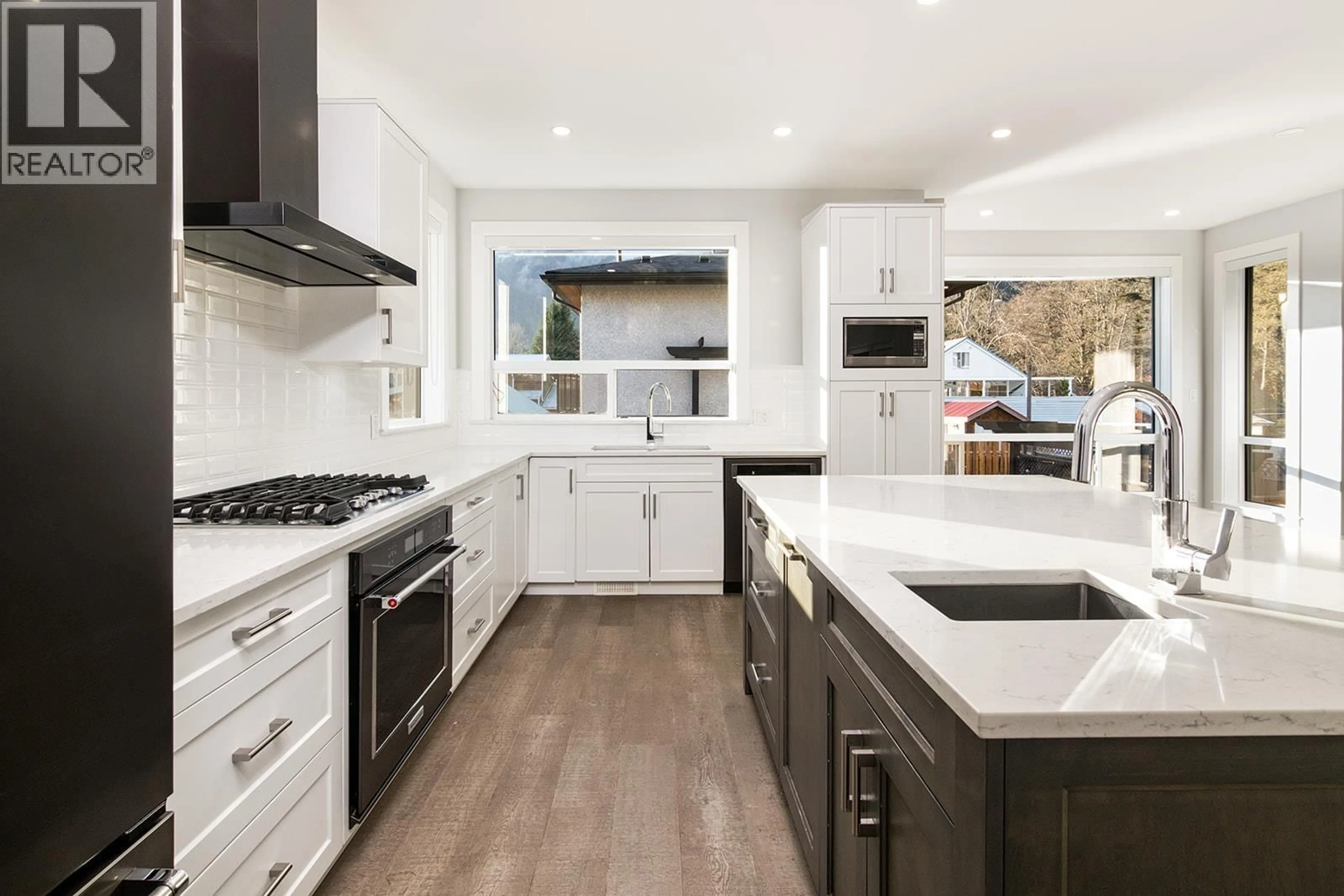 Contemporary kitchen, unknown for 38883 BRITANNIA AVENUE, Squamish British Columbia V0N3B0