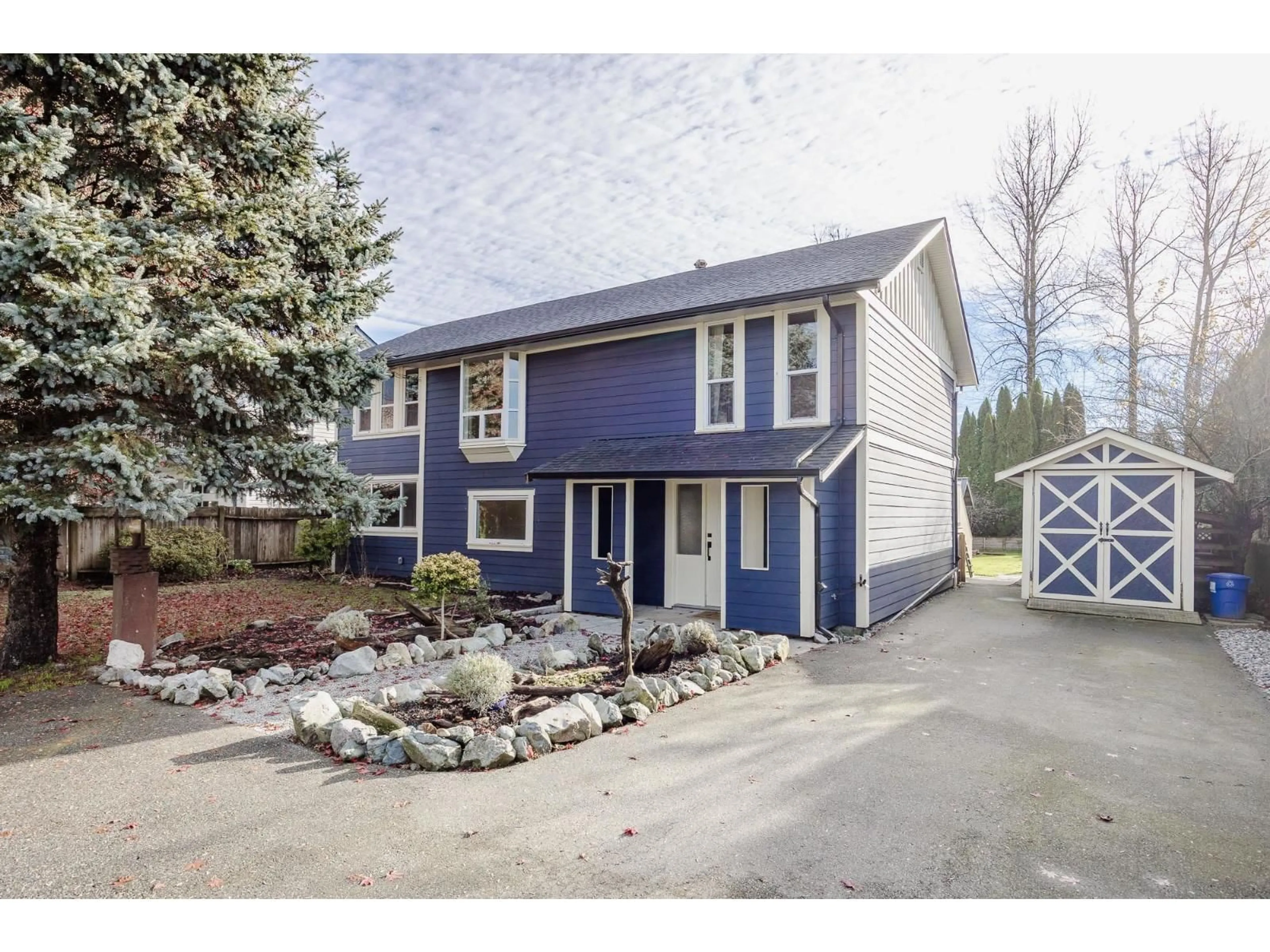 Home with vinyl exterior material, street for 35666 MOORE AVENUE, Mission British Columbia V2V7L6