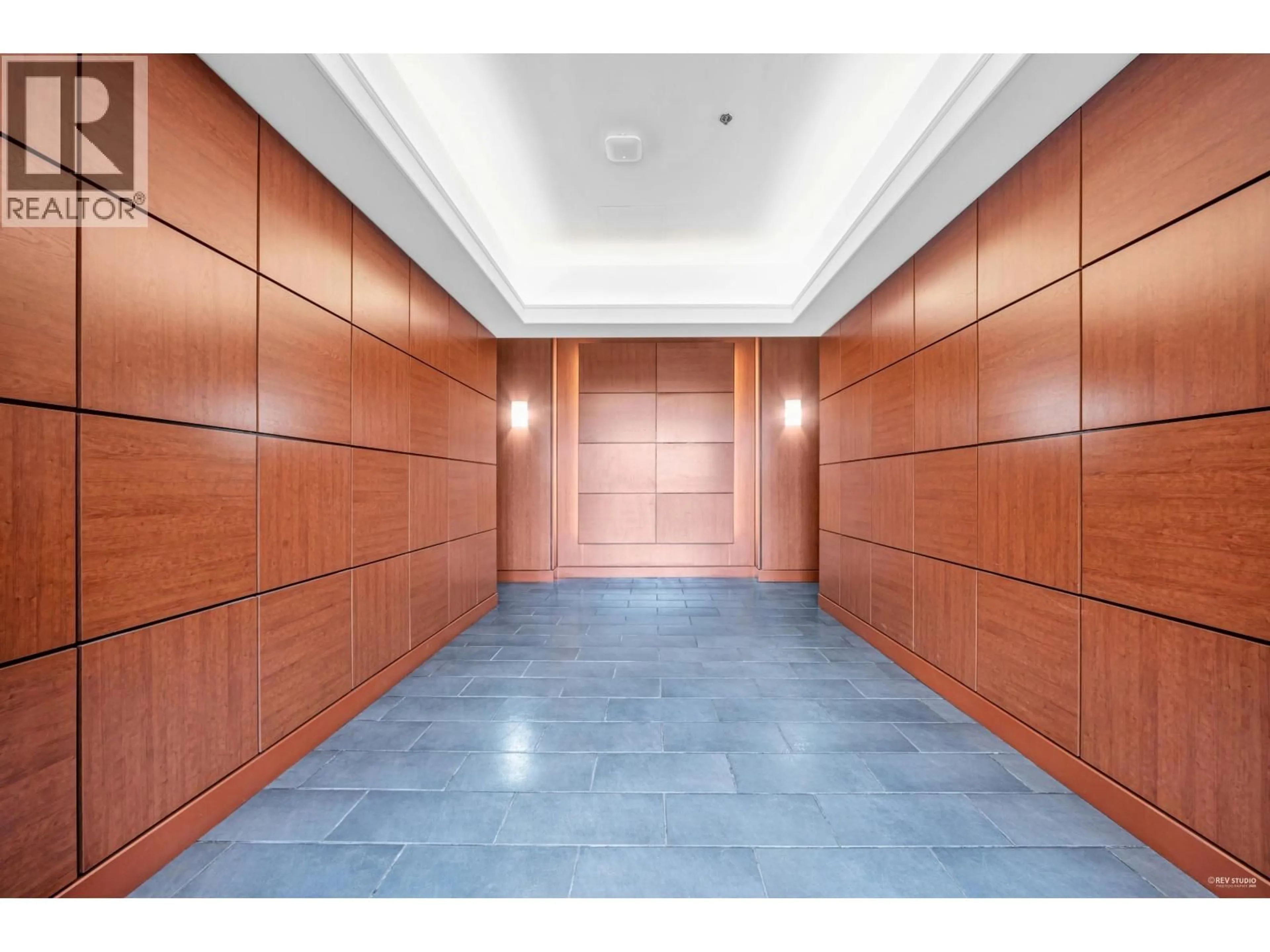 Indoor foyer for 304 - 833 AGNES STREET, New Westminster British Columbia V3M0B1