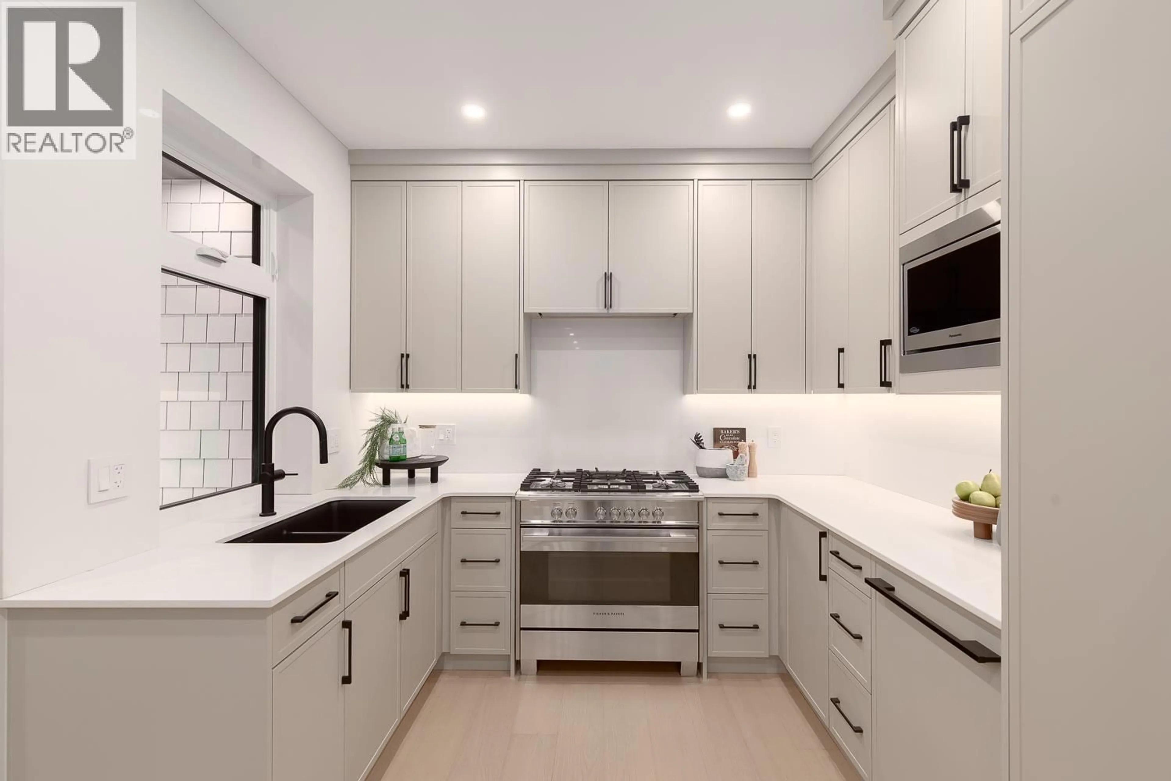 Contemporary kitchen, ceramic/tile floor for 3 - 2976 13TH AVENUE, Vancouver British Columbia V6K2T9