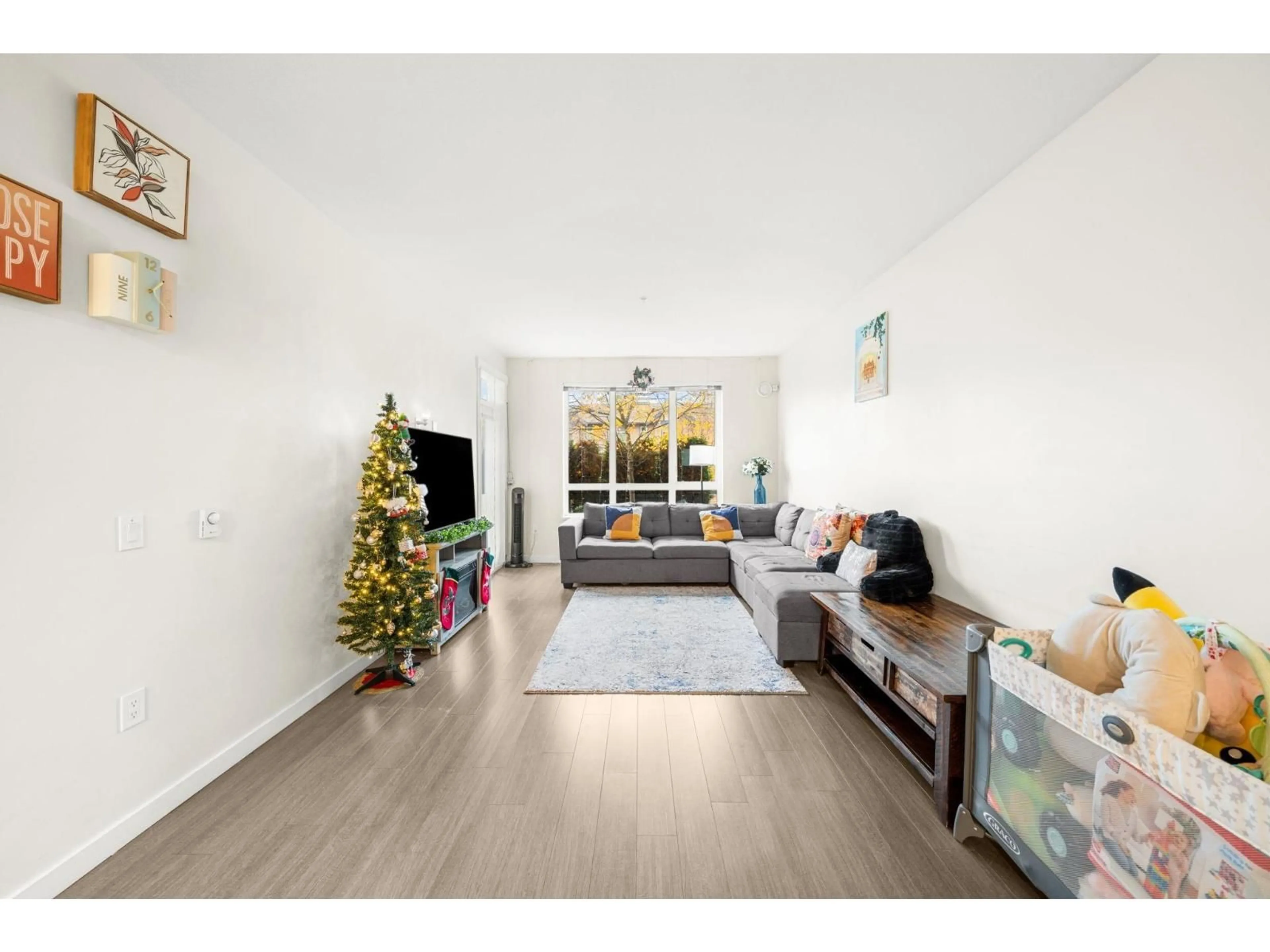 Living room with furniture, wood/laminate floor for 119 - 31158 WESTRIDGE PLACE, Abbotsford British Columbia V2T0K5