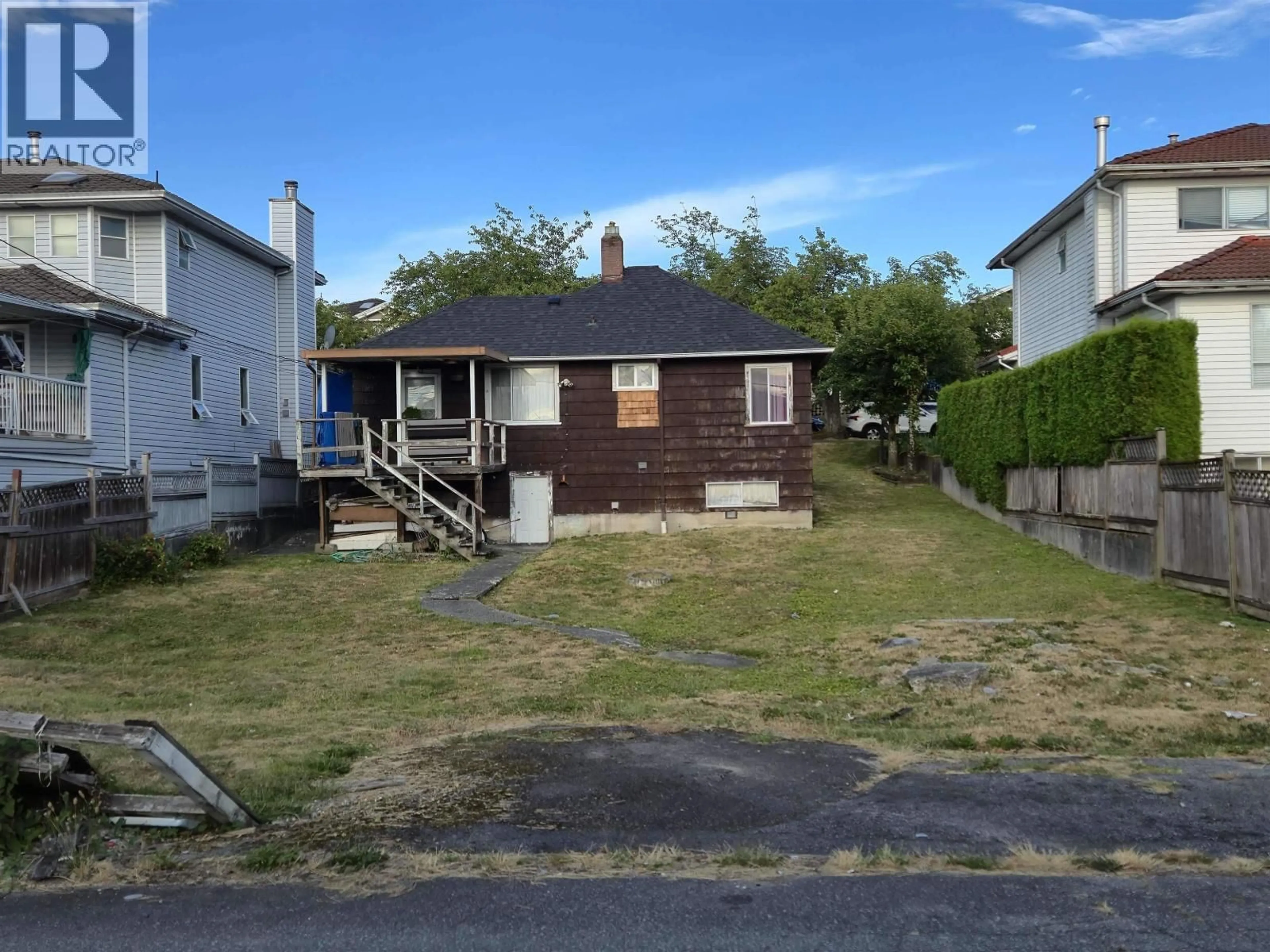 A pic from outside/outdoor area/front of a property/back of a property/a pic from drone, street for 6029 DUMFRIES STREET, Vancouver British Columbia V5P3B1