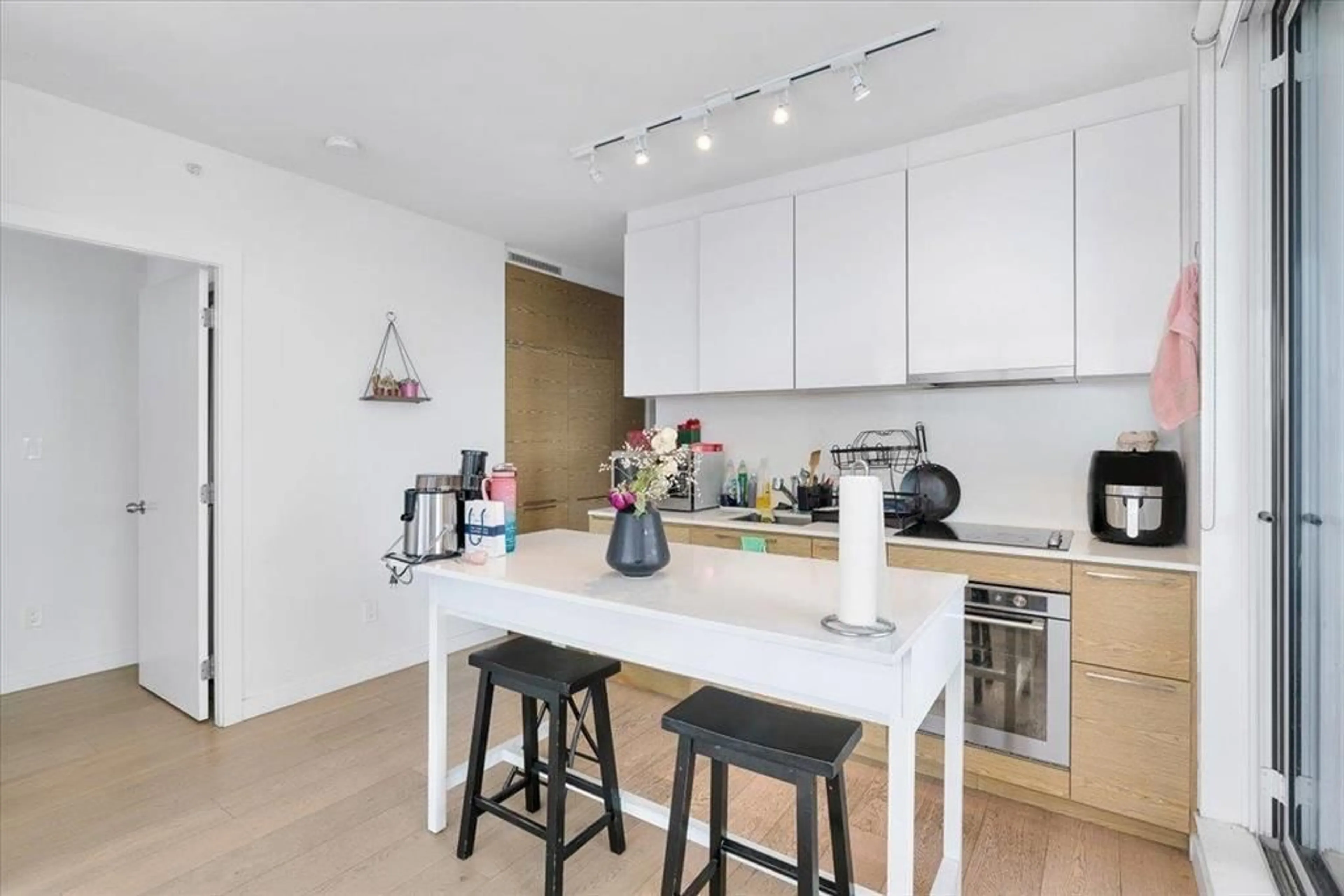 Open concept kitchen, wood/laminate floor for 1609 - 13438 CENTRAL AVENUE, Surrey British Columbia V3T0N2