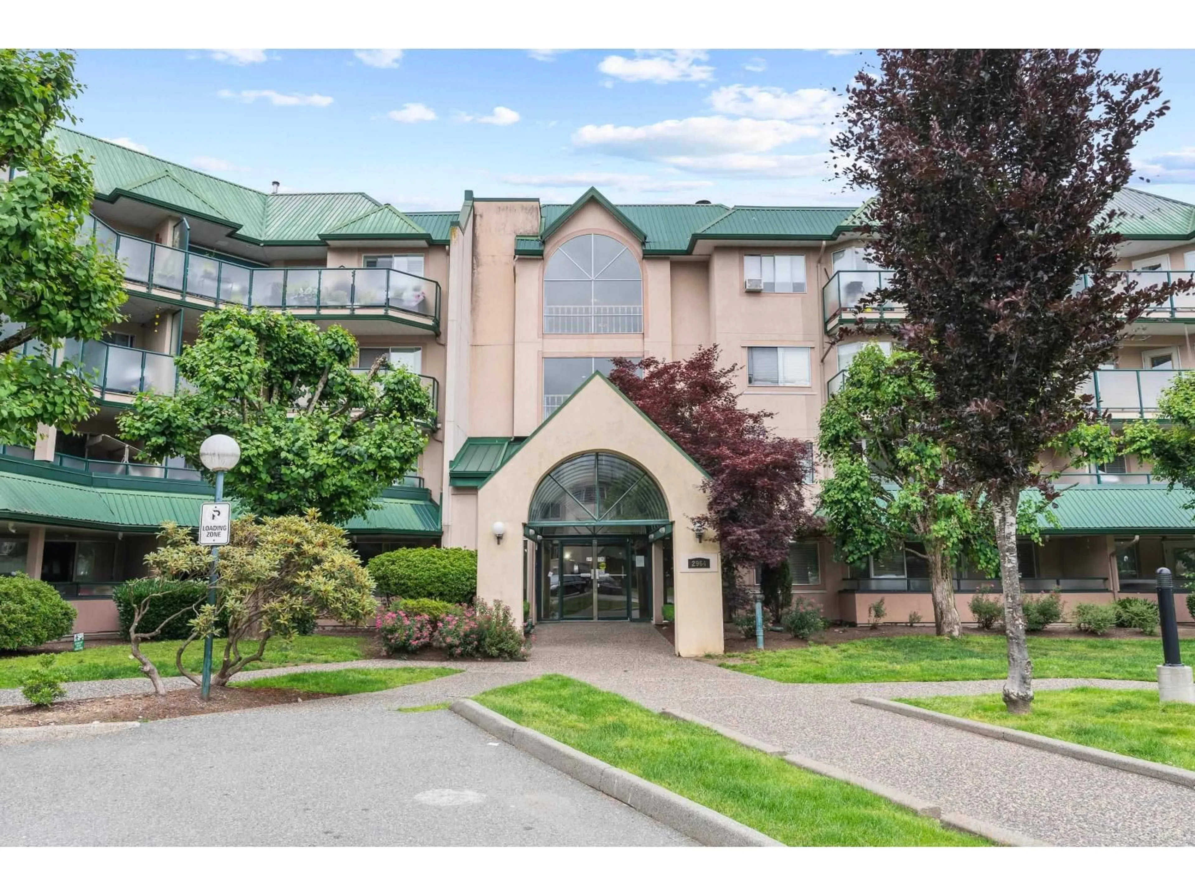 Indoor foyer for 105 - 2964 TRETHEWEY STREET, Abbotsford British Columbia V2T6P4