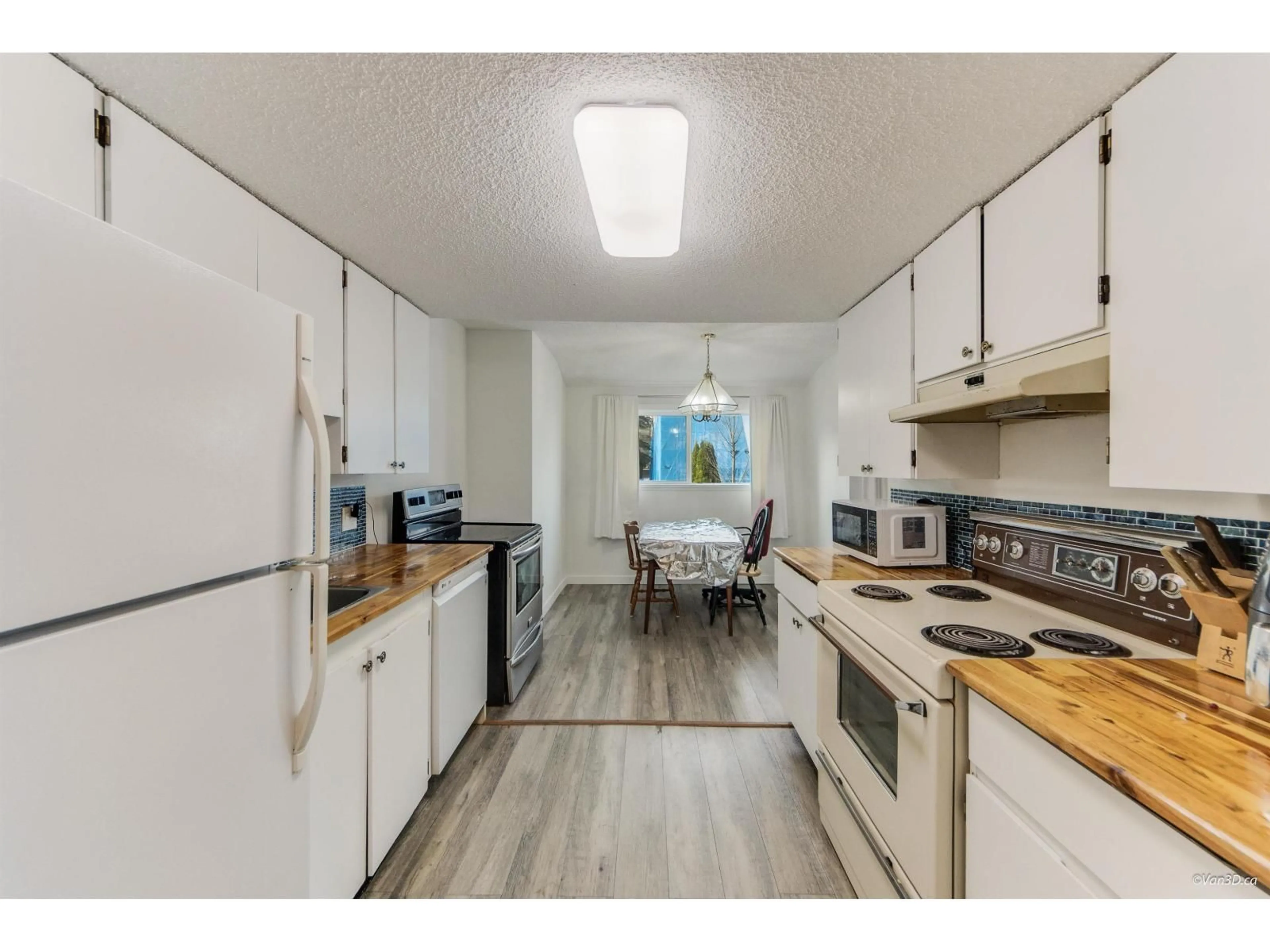 Standard kitchen, unknown for 203 - 7162 133A STREET, Surrey British Columbia V3W7Z9