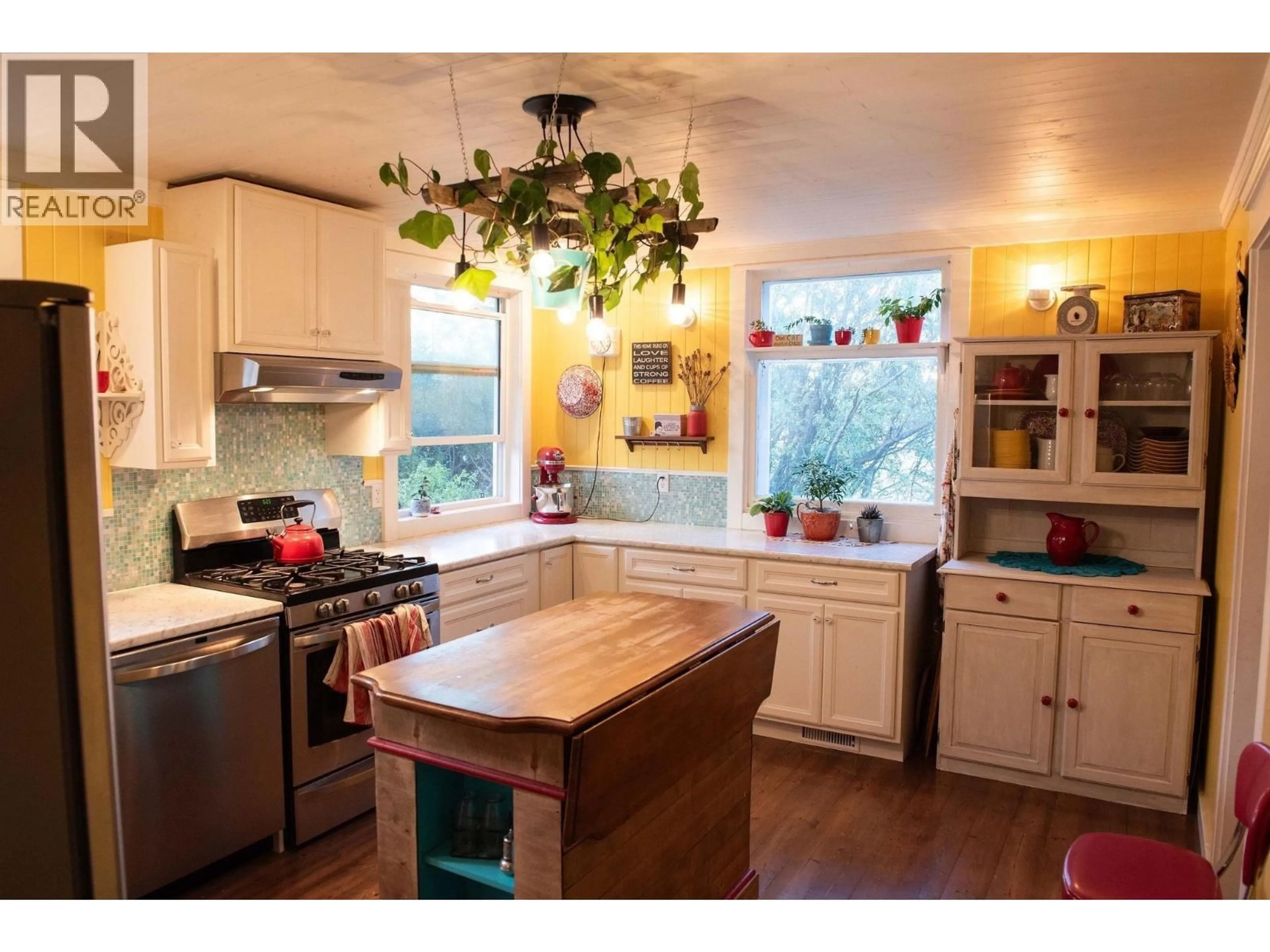 Open concept kitchen, wood/laminate floor for 157 W COLUMBIA STREET, Vanderhoof British Columbia V0J3A0