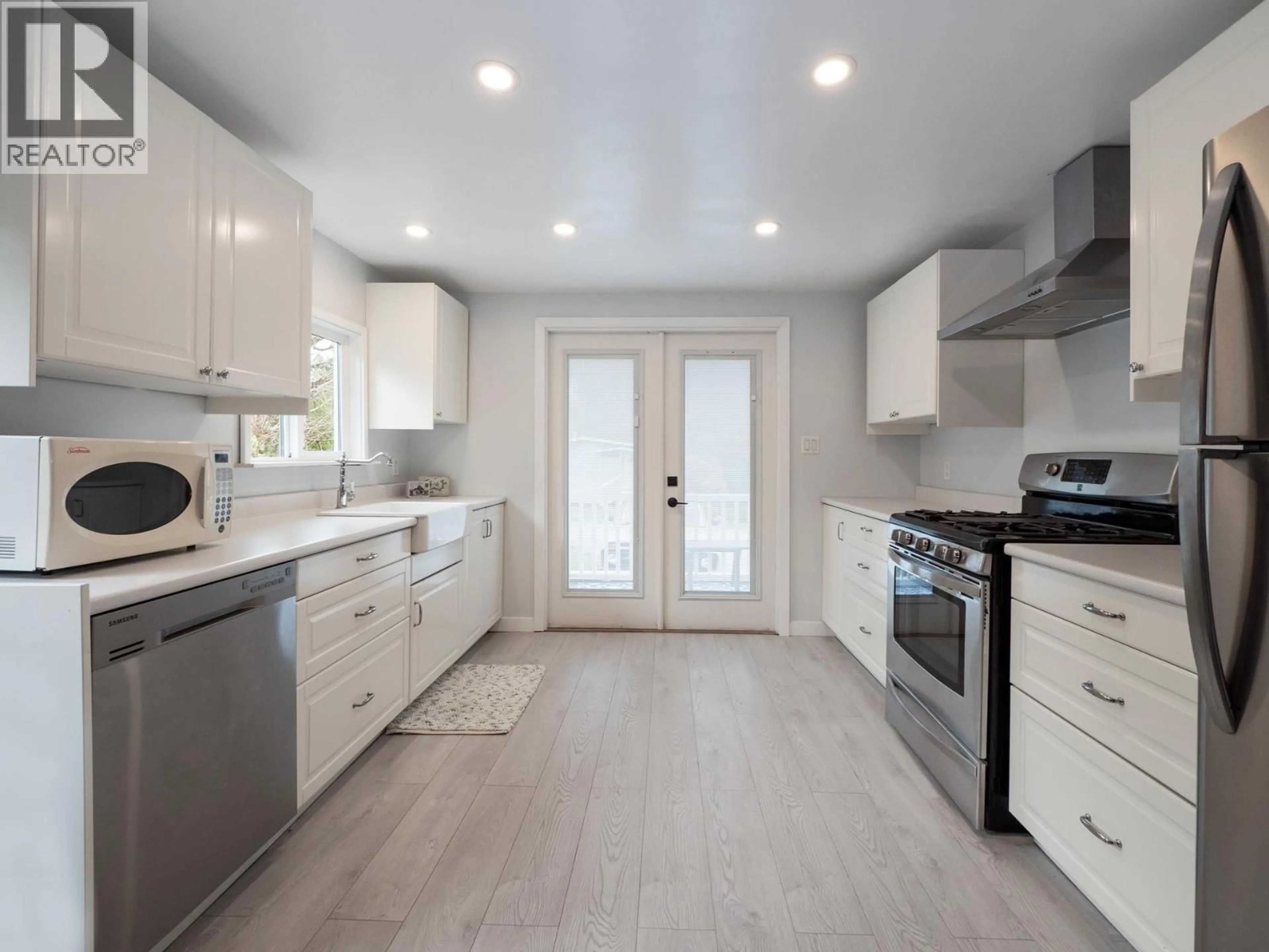 Open concept kitchen, unknown for 747 CASCADE CRESCENT, Gibsons British Columbia V0N1V9