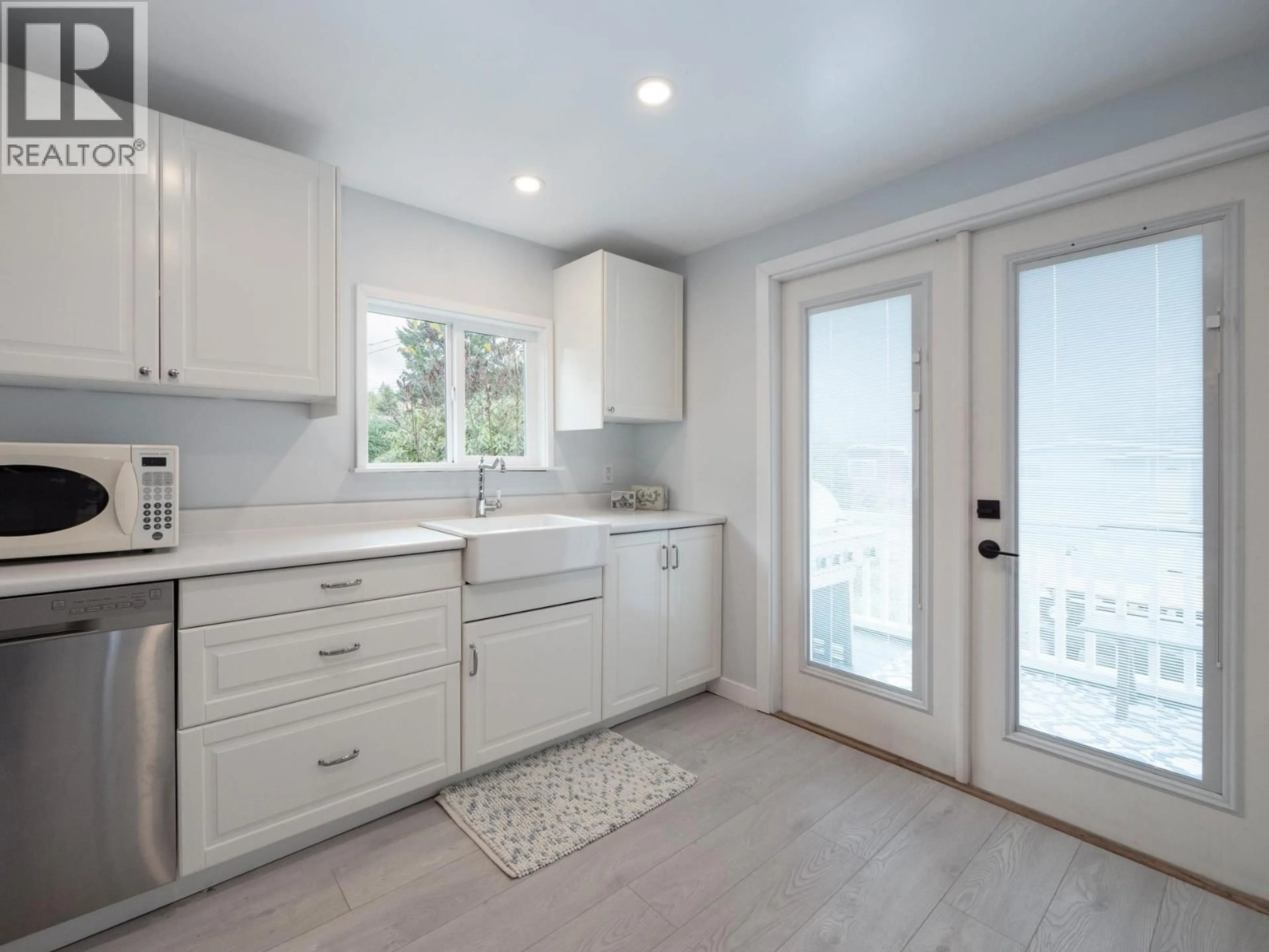 Open concept kitchen, unknown for 747 CASCADE CRESCENT, Gibsons British Columbia V0N1V9