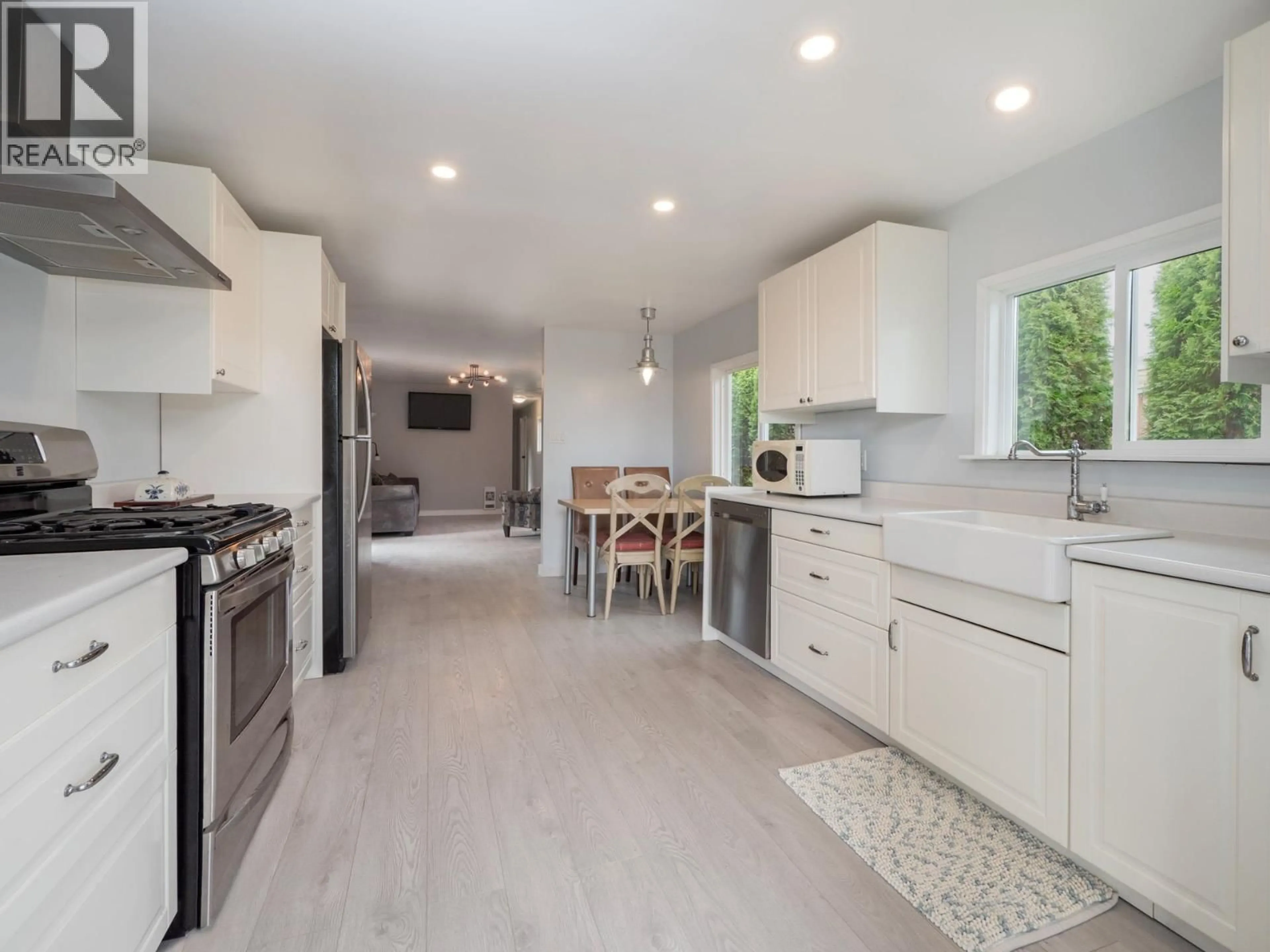 Open concept kitchen, unknown for 747 CASCADE CRESCENT, Gibsons British Columbia V0N1V9