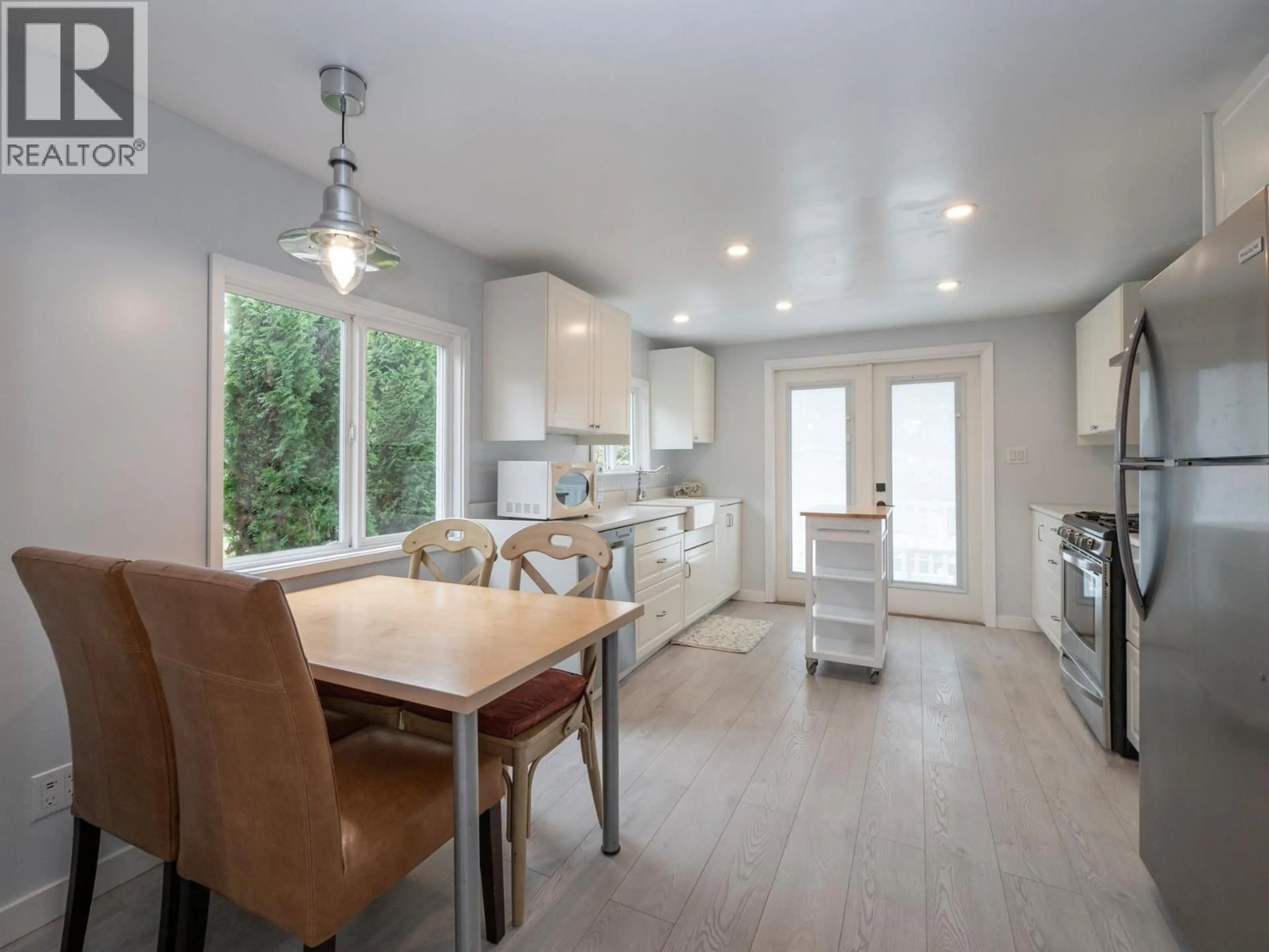 Open concept kitchen, unknown for 747 CASCADE CRESCENT, Gibsons British Columbia V0N1V9