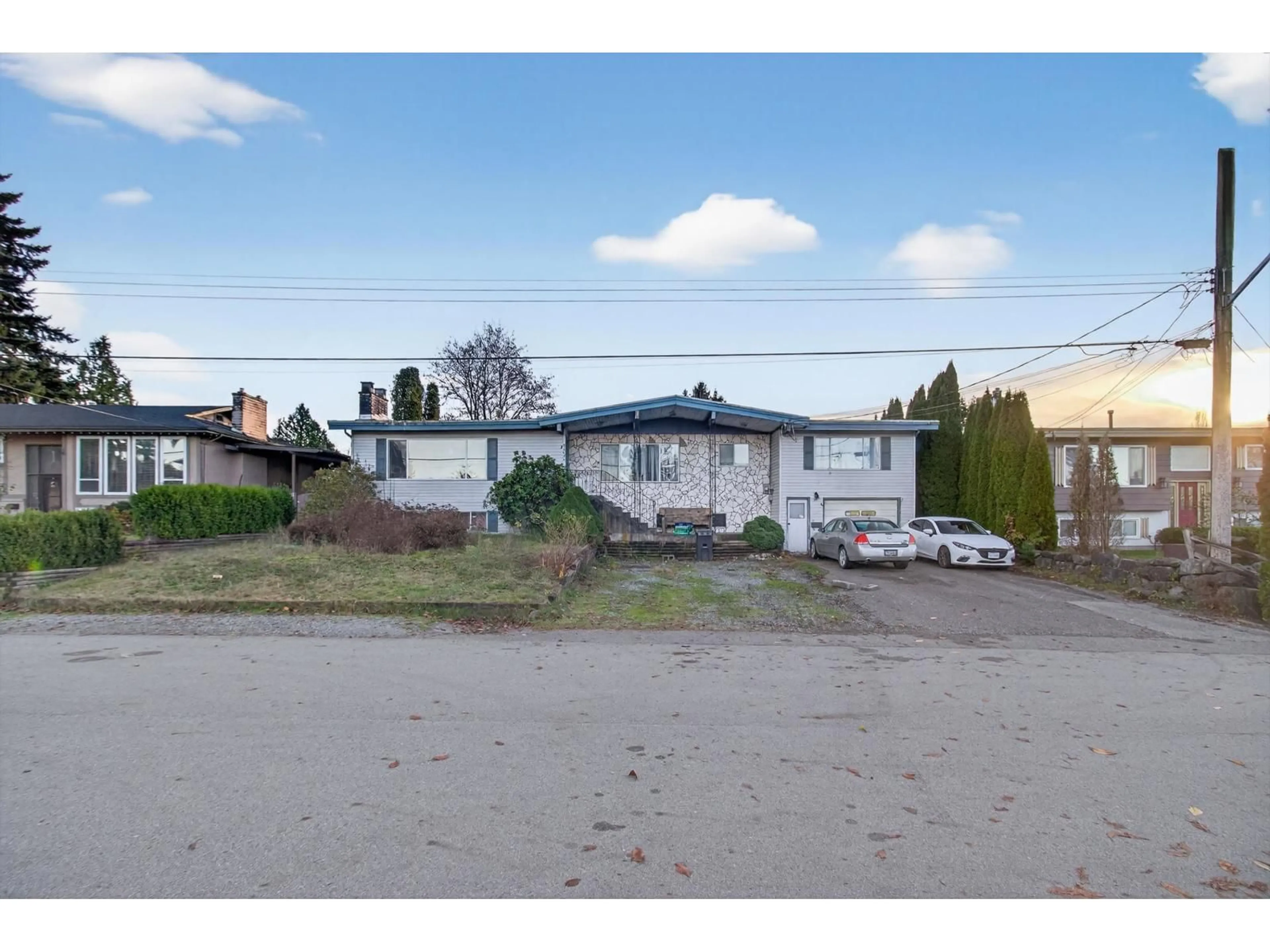 A pic from outside/outdoor area/front of a property/back of a property/a pic from drone, street for 32046 DORMICK AVENUE, Abbotsford British Columbia V2T1J5