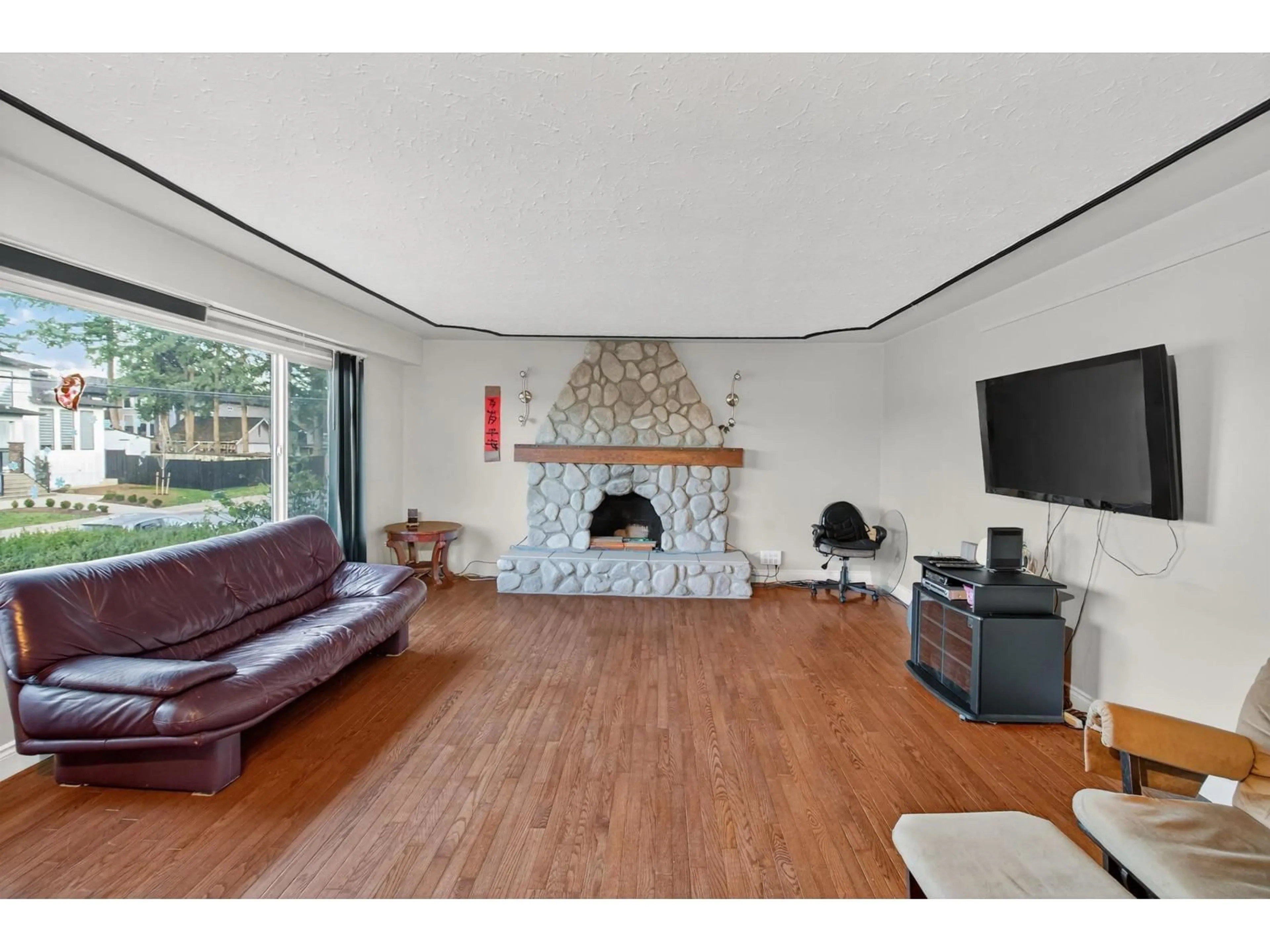 Living room with furniture, wood/laminate floor for 32046 DORMICK AVENUE, Abbotsford British Columbia V2T1J5