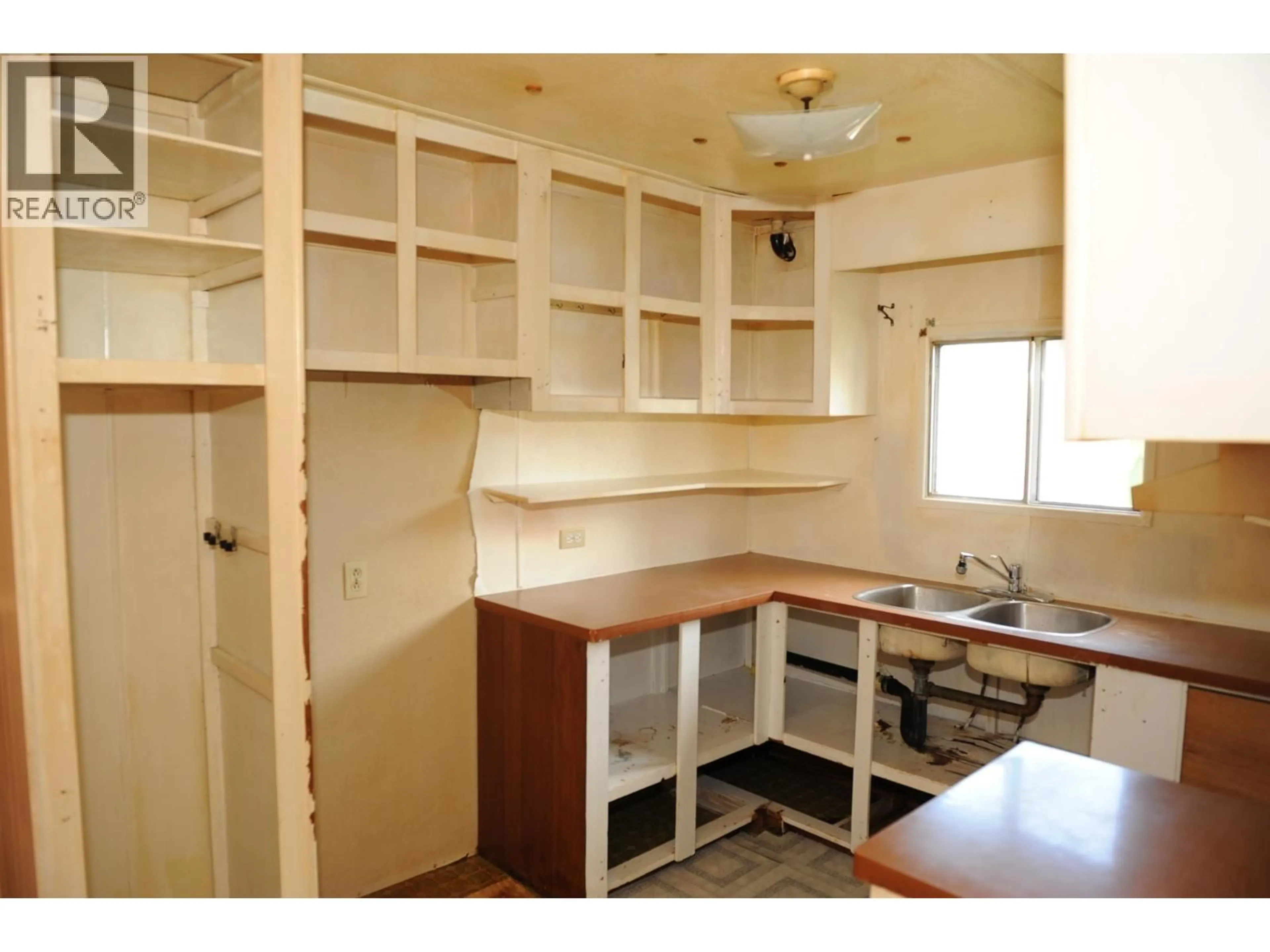 Standard kitchen, wood/laminate floor for 39 - 21163 LOUGHEED HIGHWAY, Maple Ridge British Columbia V2X2R4