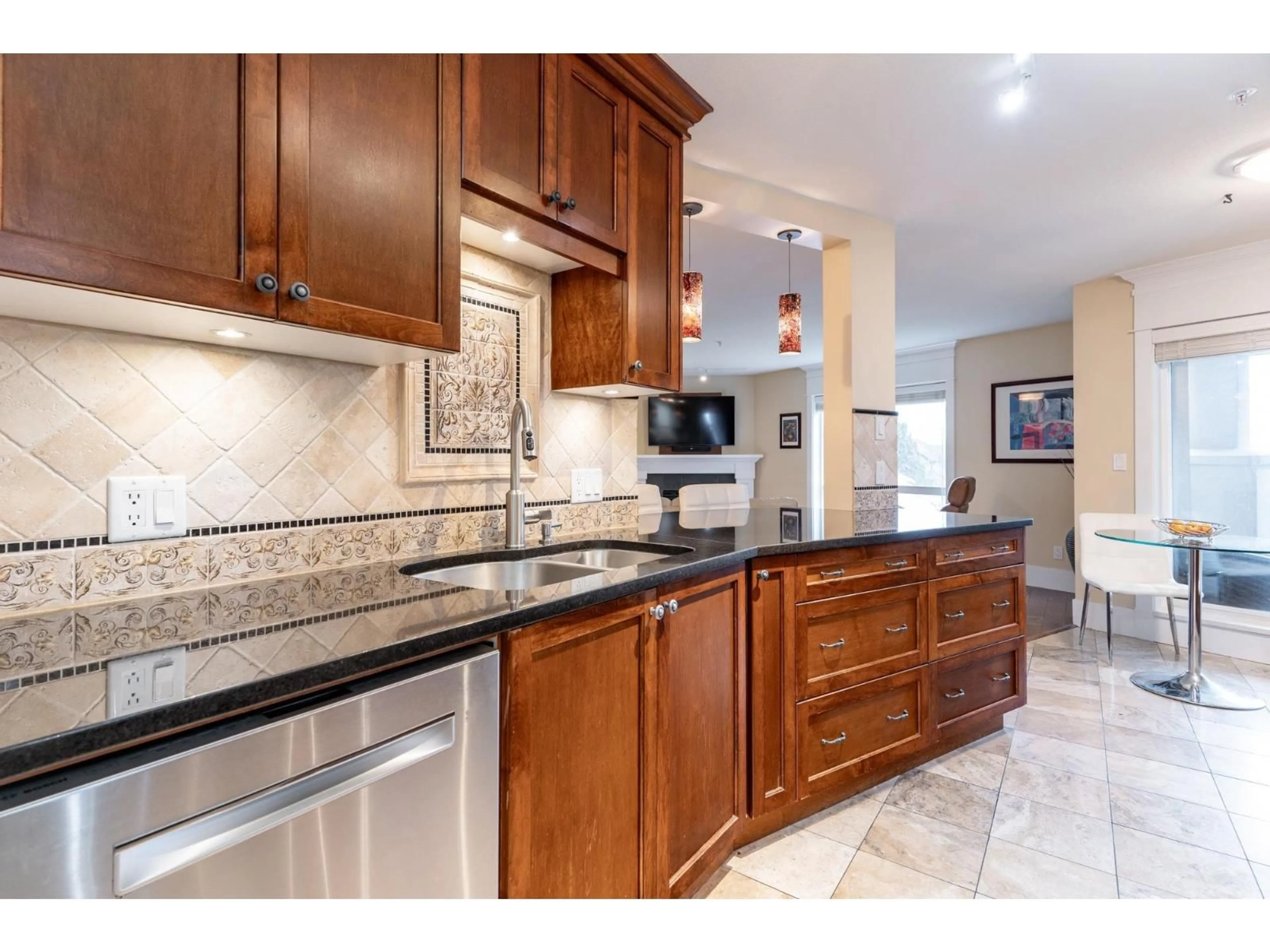 Open concept kitchen, ceramic/tile floor for 305 - 15150 29A AVENUE, Surrey British Columbia V4P3B1