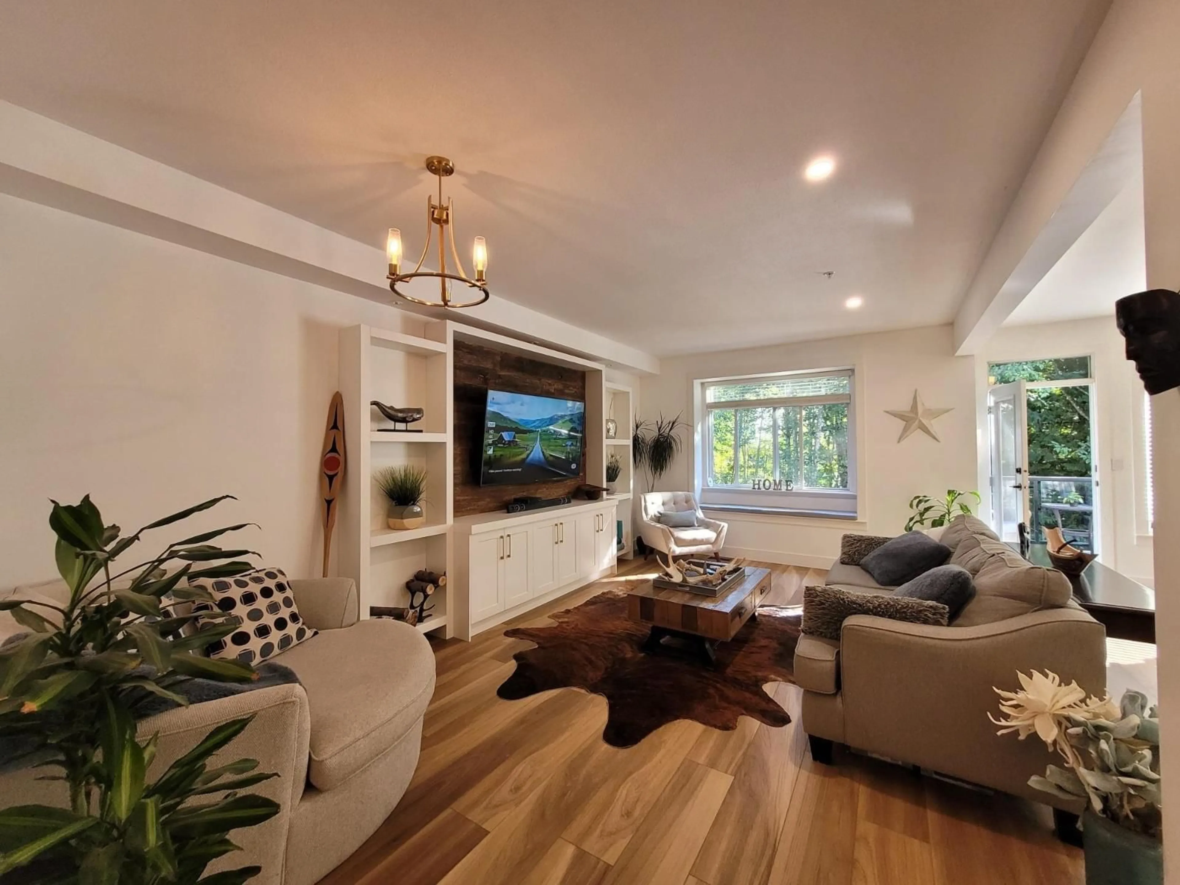 Living room with furniture, wood/laminate floor for 61 - 36260 MCKEE ROAD, Abbotsford British Columbia V3G0A9