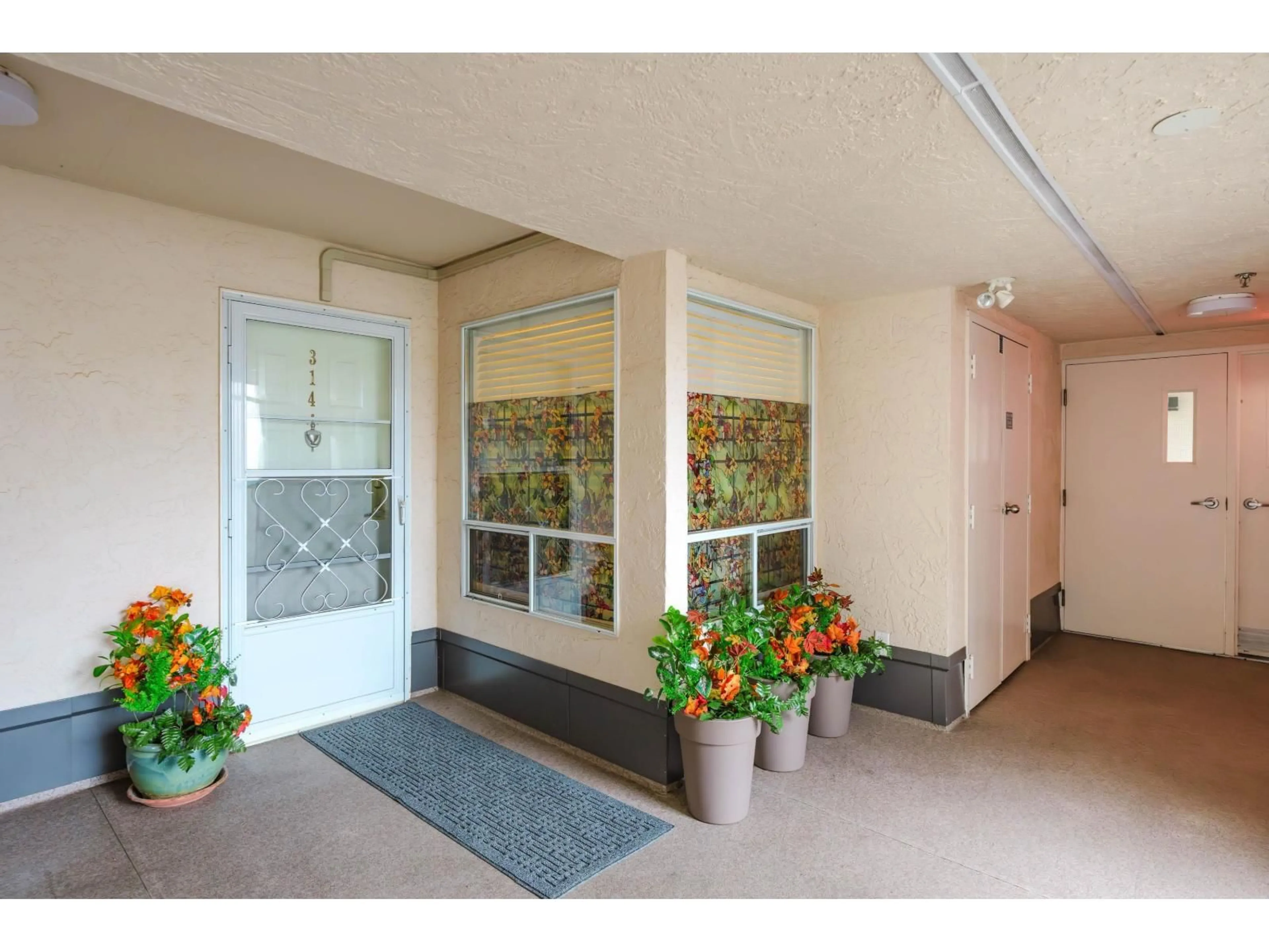 Indoor foyer for 314 - 15255 18TH AVENUE, Surrey British Columbia V4A1W9