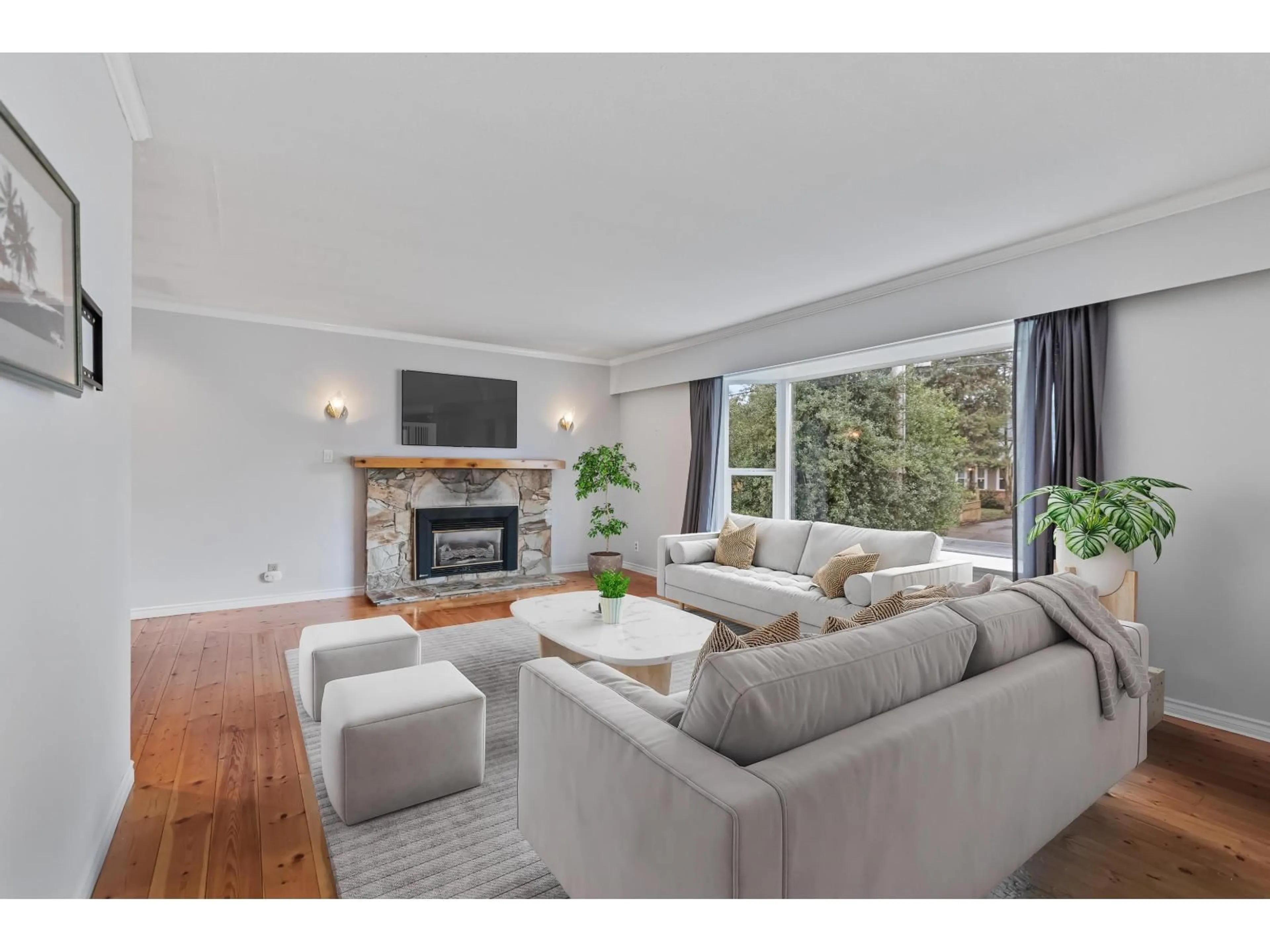 Living room with furniture, wood/laminate floor for 1430 MAPLE STREET, White Rock British Columbia V4B4N2