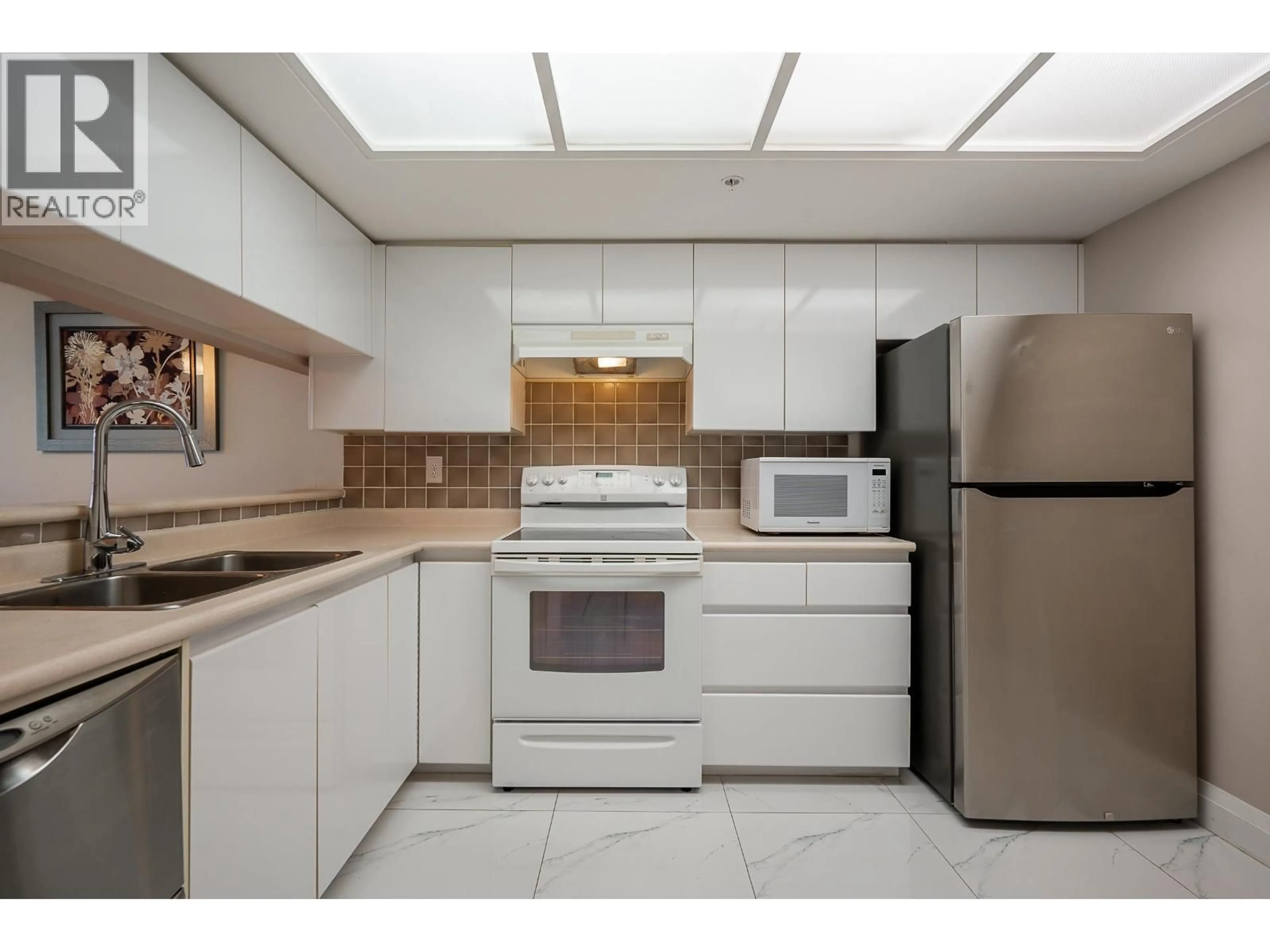 Standard kitchen, ceramic/tile floor for 1305 - 1190 PIPELINE ROAD, Coquitlam British Columbia V3B7T9