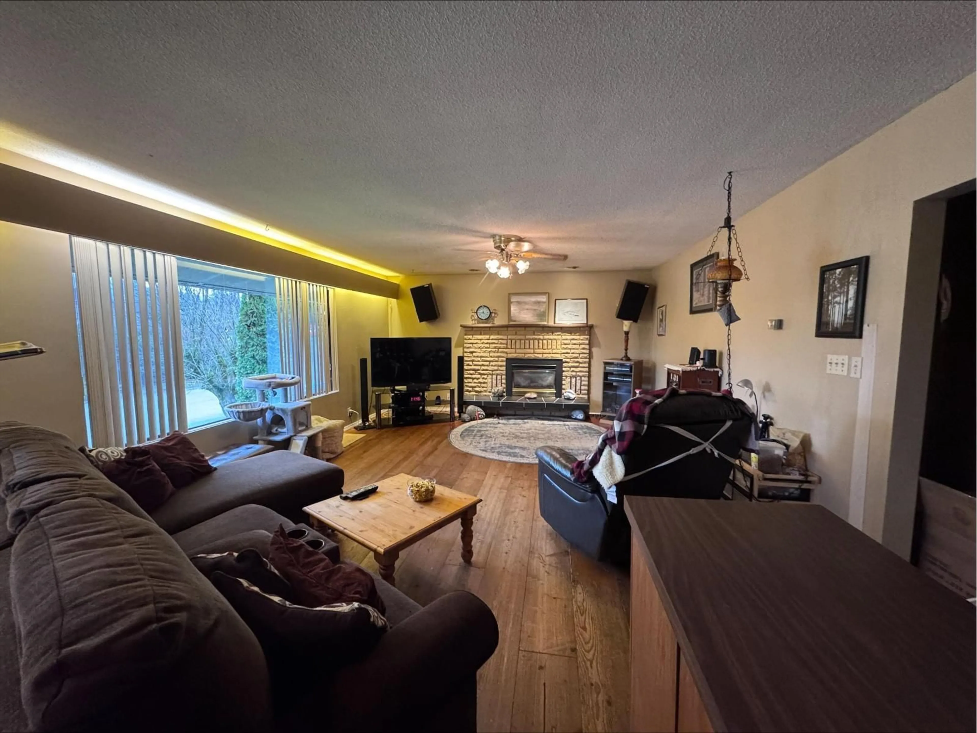 Living room with furniture, wood/laminate floor for 10105 BONAVISTA STREET, Chilliwack British Columbia V2P5C2