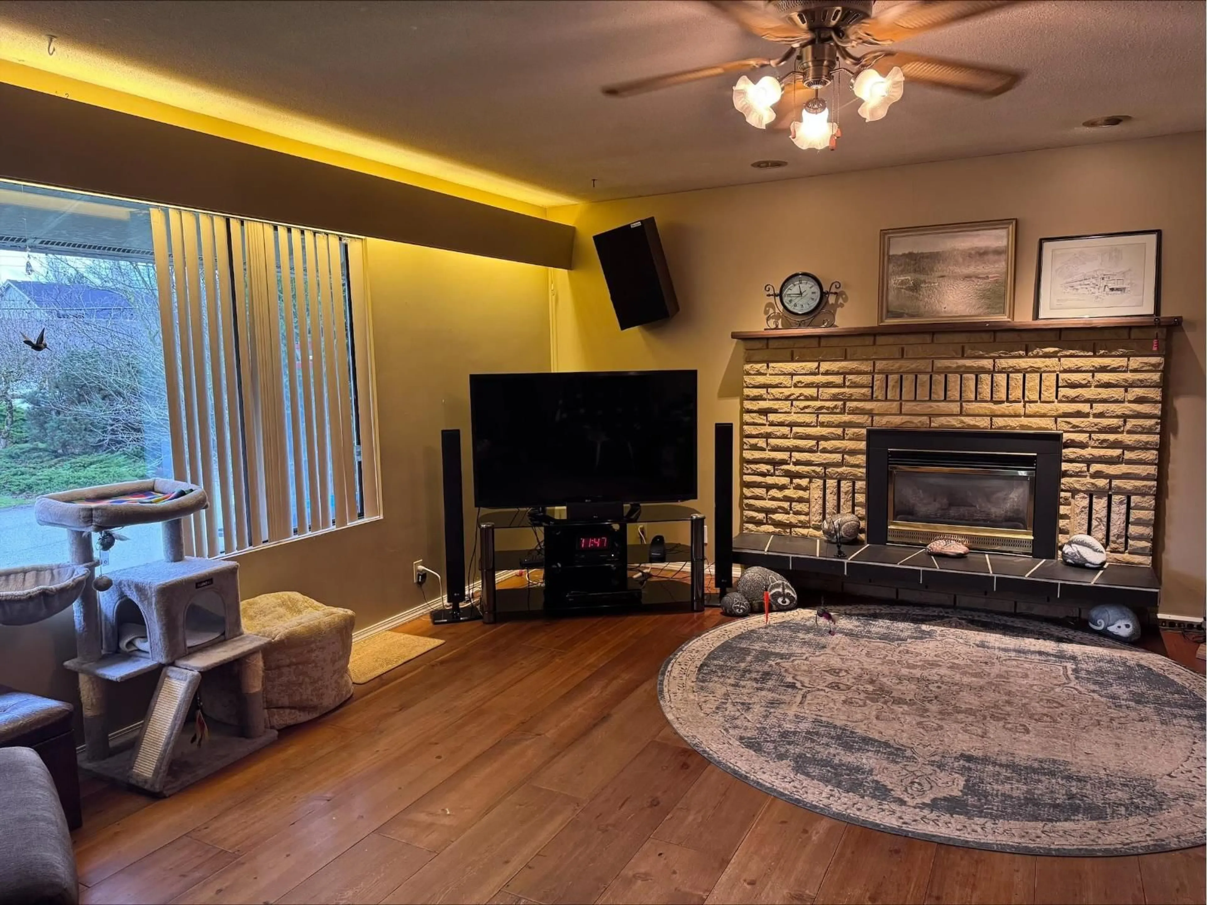 Living room with furniture, wood/laminate floor for 10105 BONAVISTA STREET, Chilliwack British Columbia V2P5C2