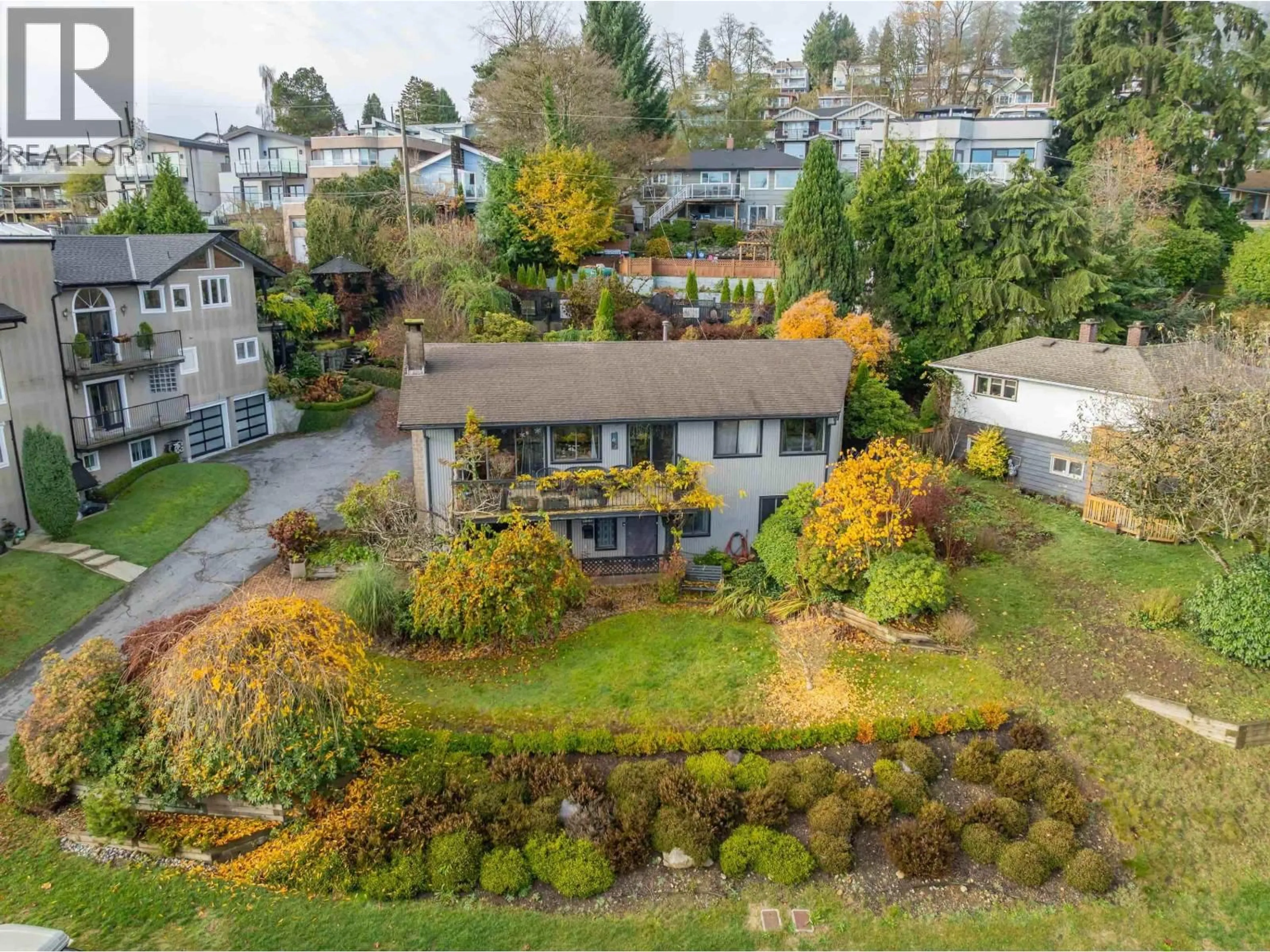 A pic from outside/outdoor area/front of a property/back of a property/a pic from drone, unknown for 211 WARWICK AVENUE, Burnaby British Columbia V5B1K8