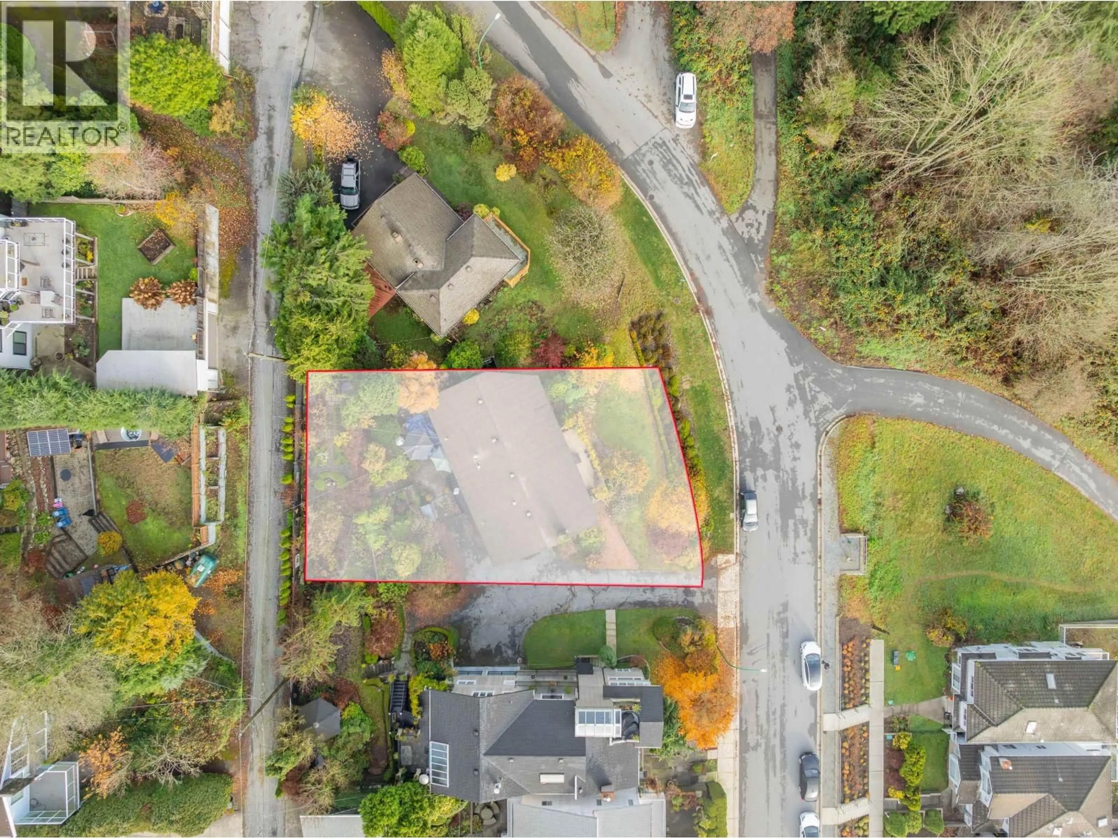 A pic from outside/outdoor area/front of a property/back of a property/a pic from drone, street for 211 WARWICK AVENUE, Burnaby British Columbia V5B1K8