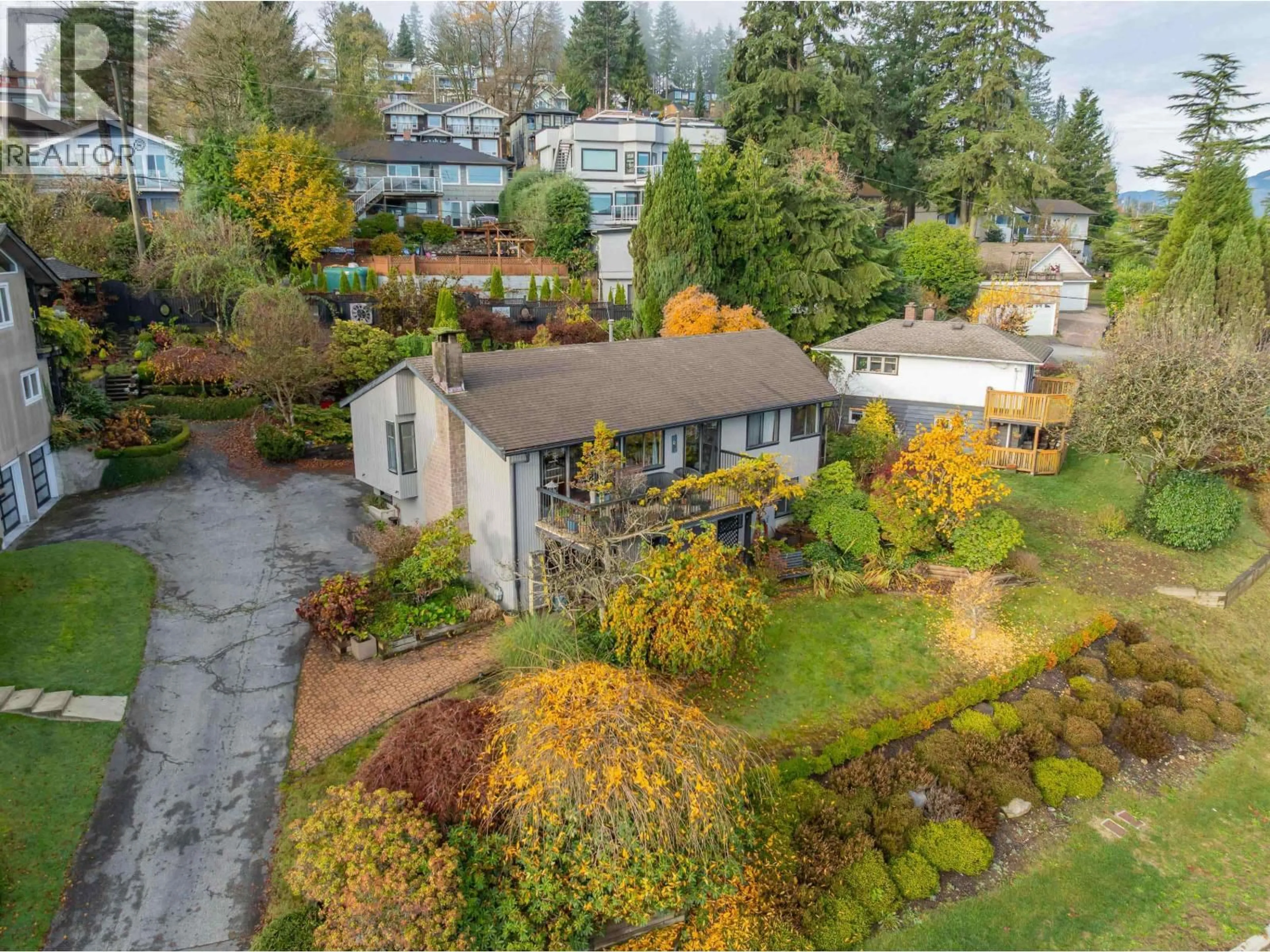 A pic from outside/outdoor area/front of a property/back of a property/a pic from drone, street for 211 WARWICK AVENUE, Burnaby British Columbia V5B1K8