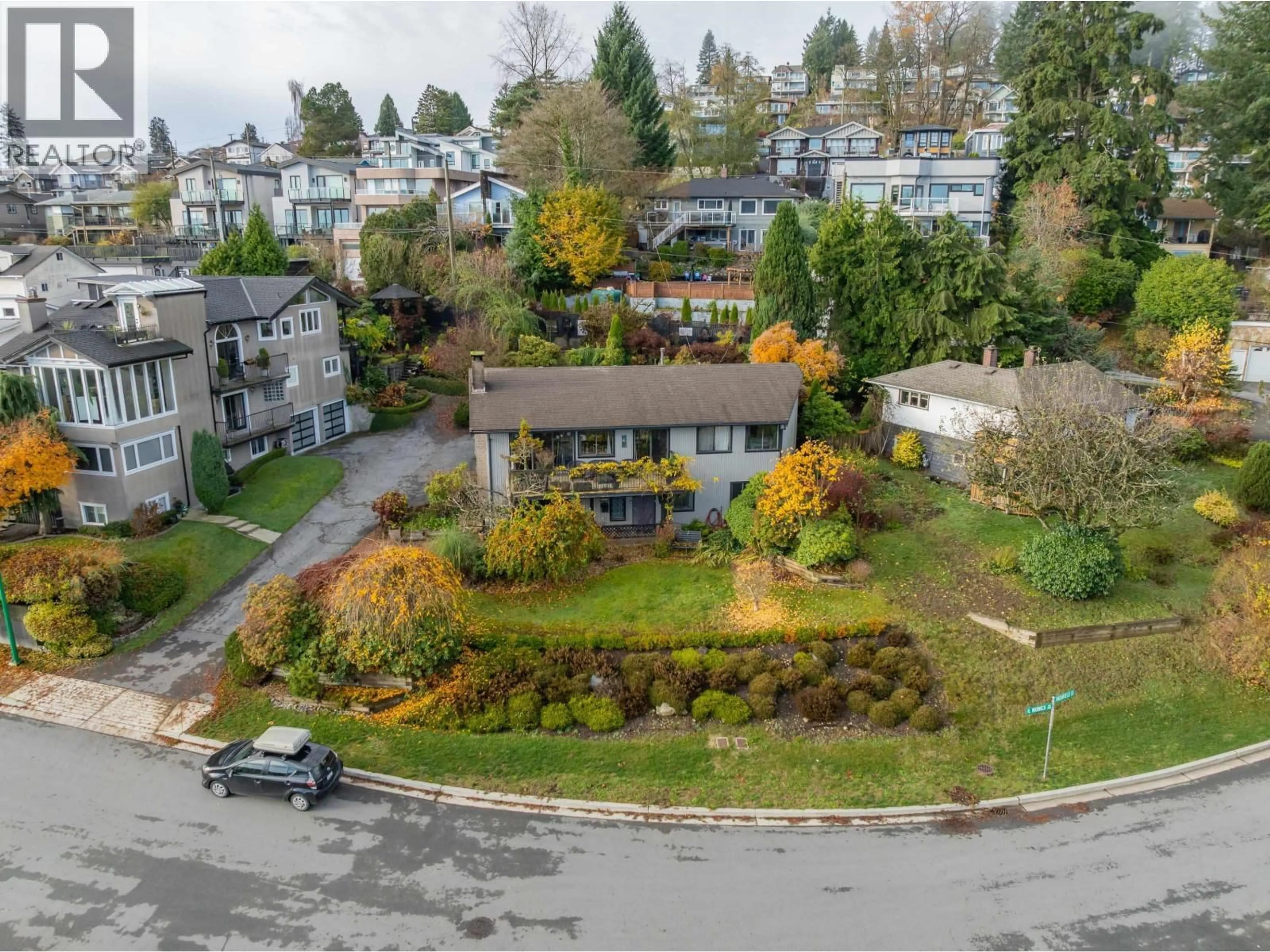 A pic from outside/outdoor area/front of a property/back of a property/a pic from drone, street for 211 WARWICK AVENUE, Burnaby British Columbia V5B1K8