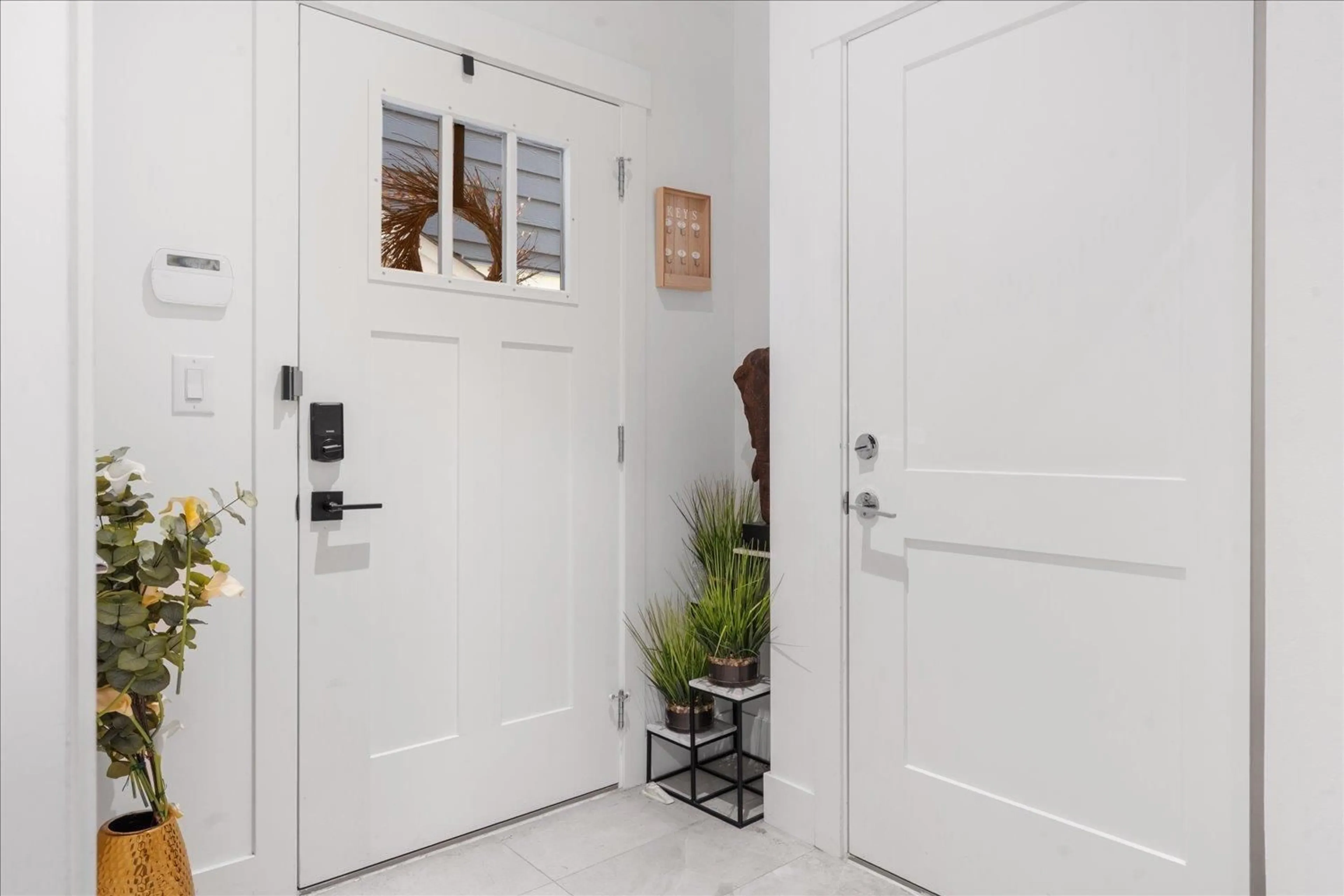 Indoor entryway for 18 - 9762 182A STREET, Surrey British Columbia V4N6W5