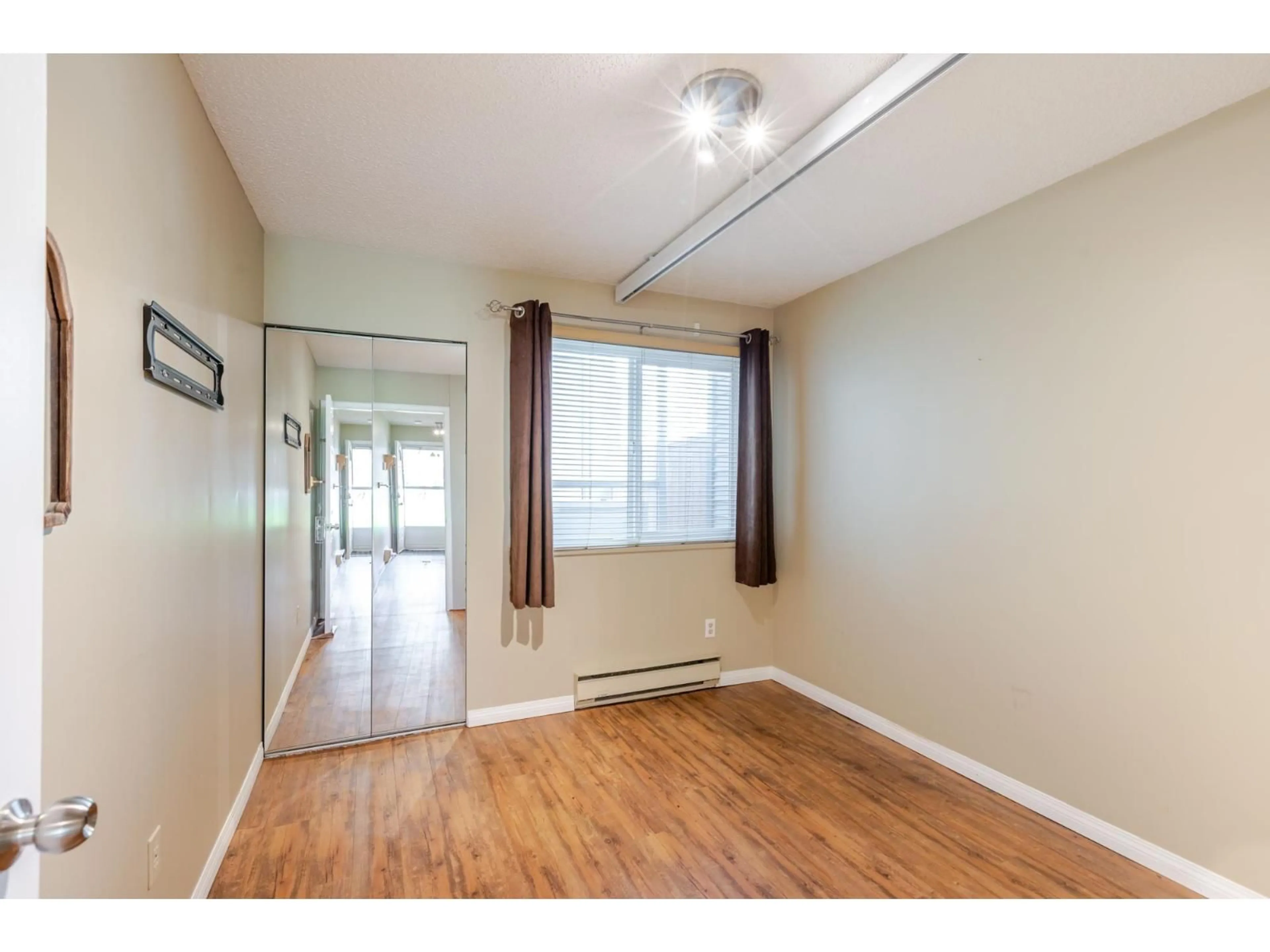 A pic of a room for 240 DAVIS CRESCENT, Langley British Columbia V4W3K7