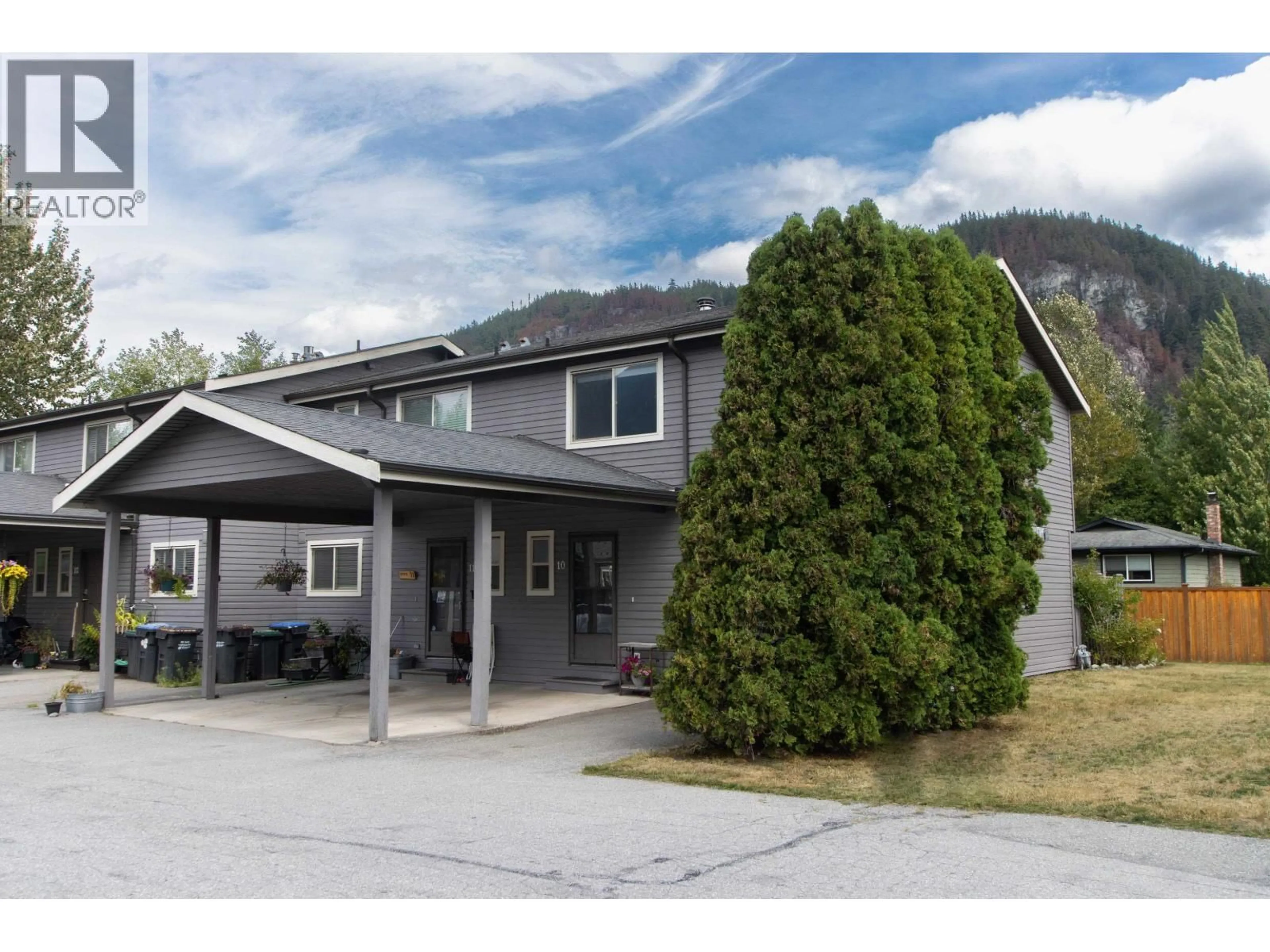 Home with vinyl exterior material, mountain view for 10 - 41450 GOVERNMENT ROAD, Brackendale British Columbia V0N1H0