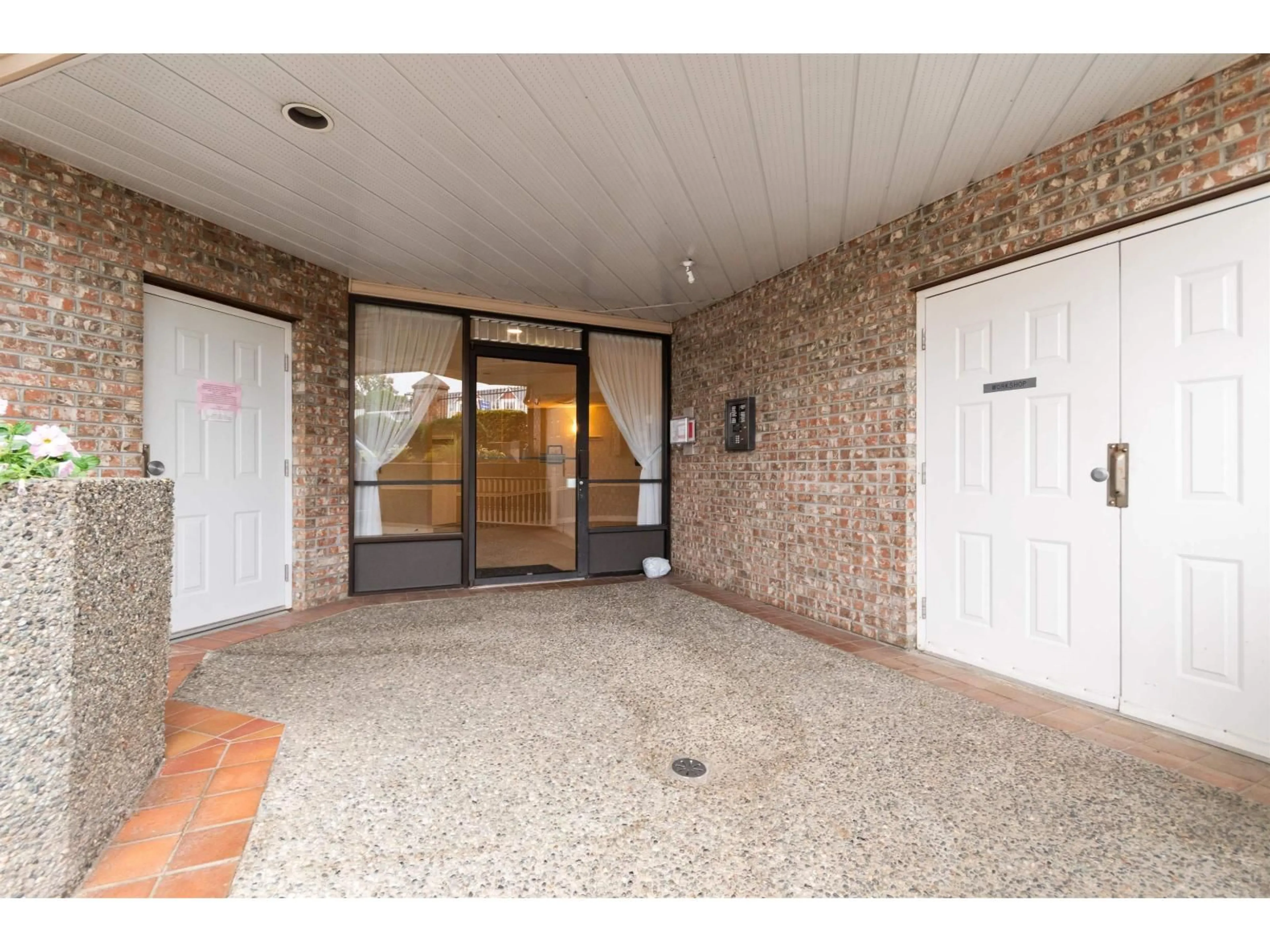 Indoor foyer for 205 - 32669 GEORGE FERGUSON WAY, Abbotsford British Columbia V2T4E4