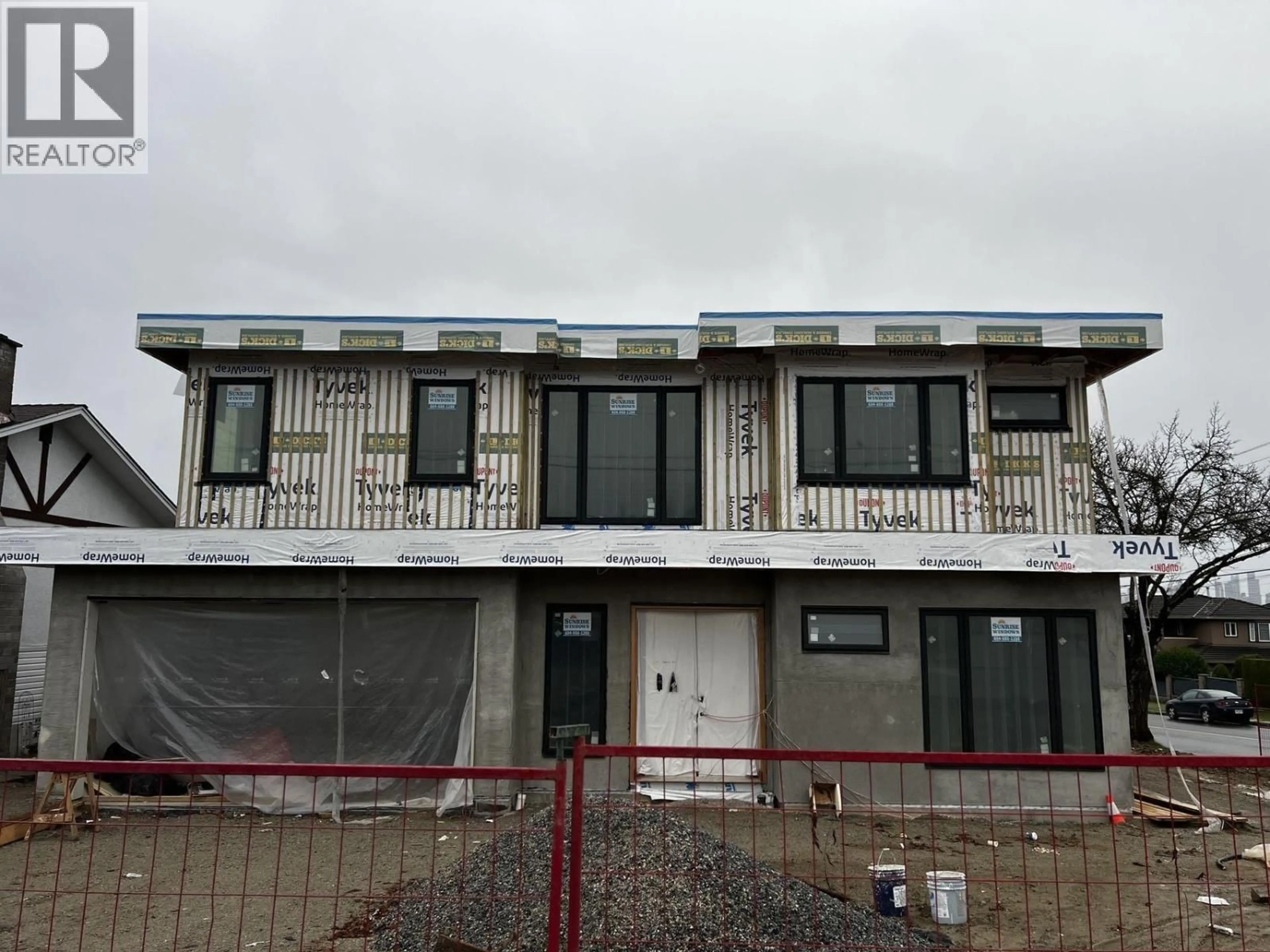 Home with vinyl exterior material, building for 6708 WINCH STREET, Burnaby British Columbia V5B4K2