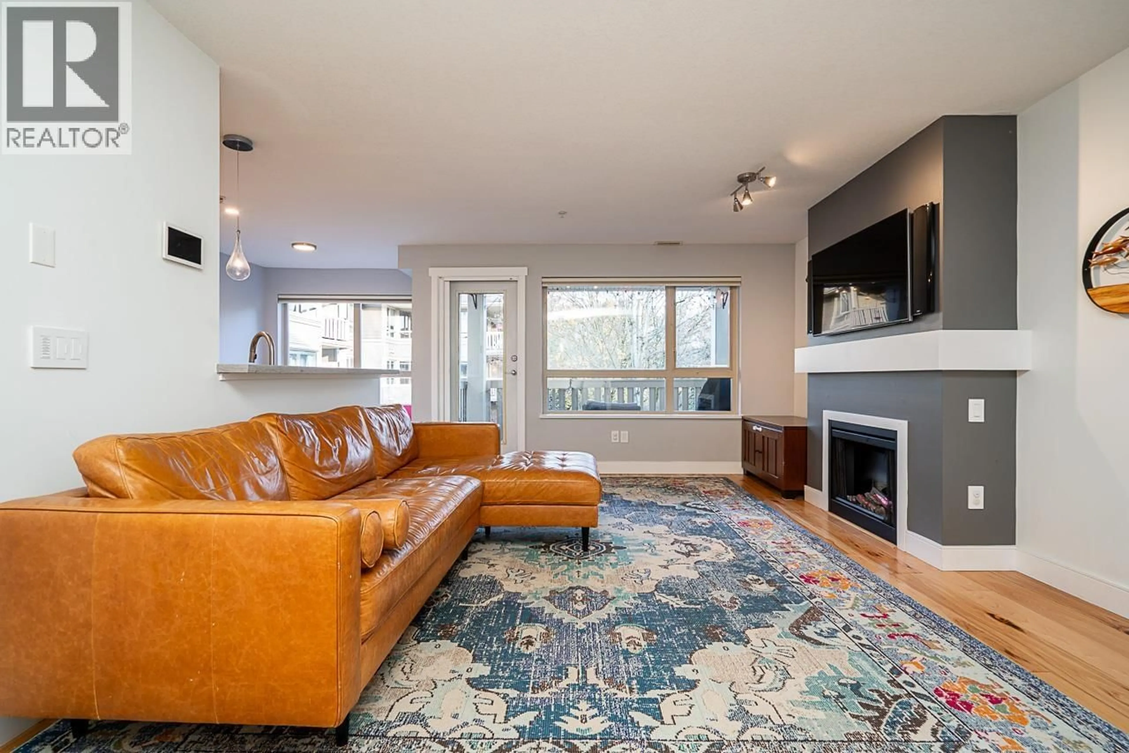 Living room with furniture, unknown for 315 - 801 KLAHANIE DRIVE, Port Moody British Columbia V3H5K4