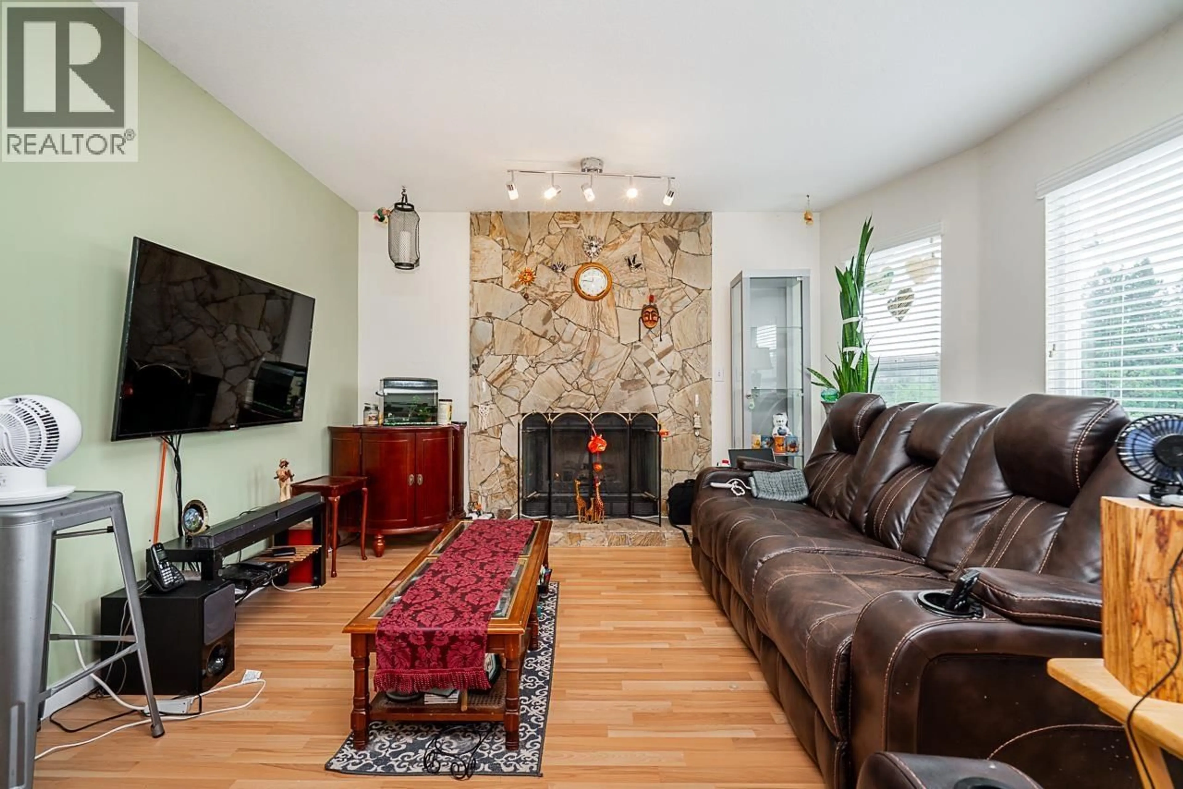 Living room with furniture, ceramic/tile floor for 527 COLUMBIA STREET, New Westminster British Columbia V3L3X8